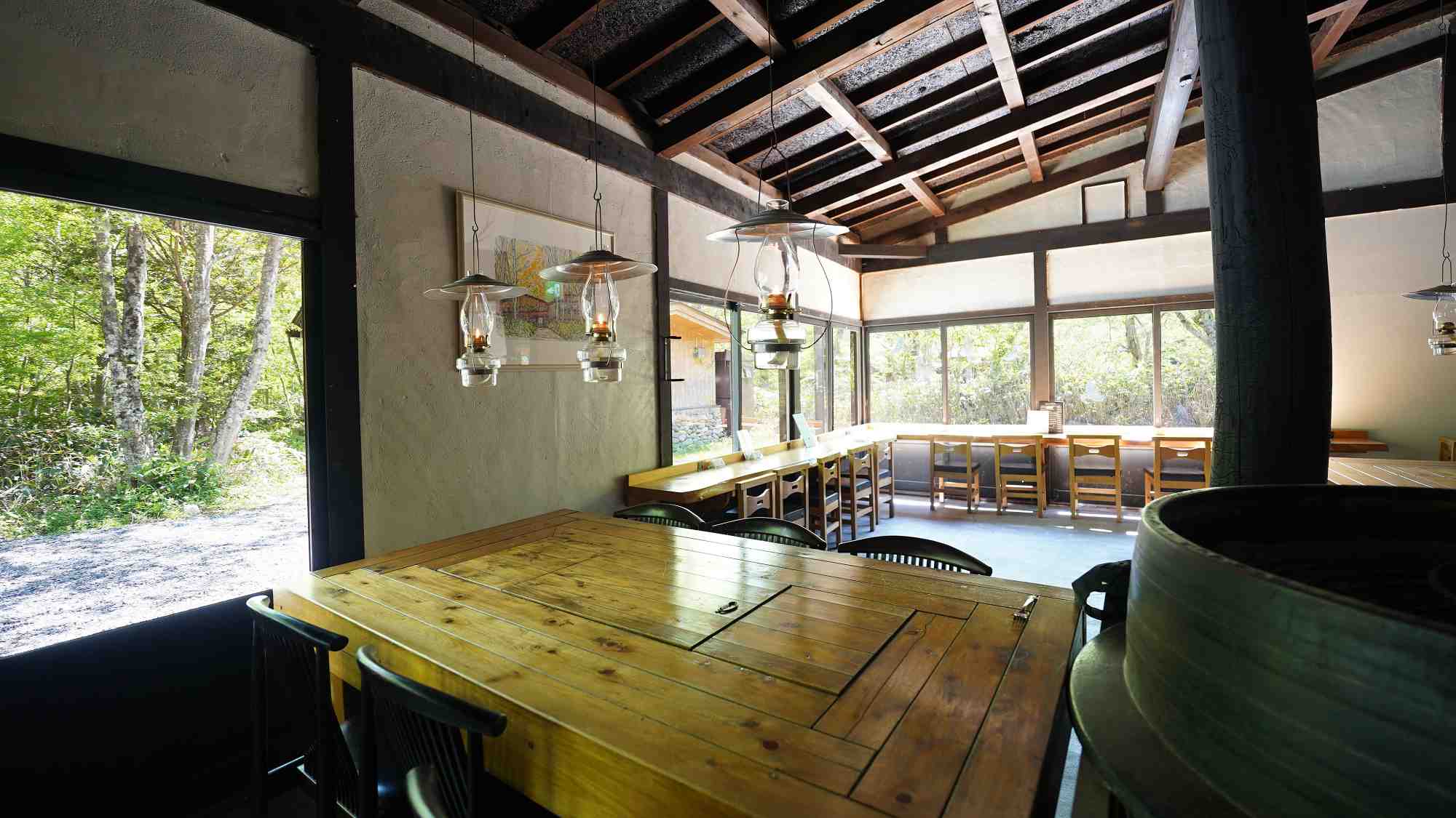 併設のカフェ店内