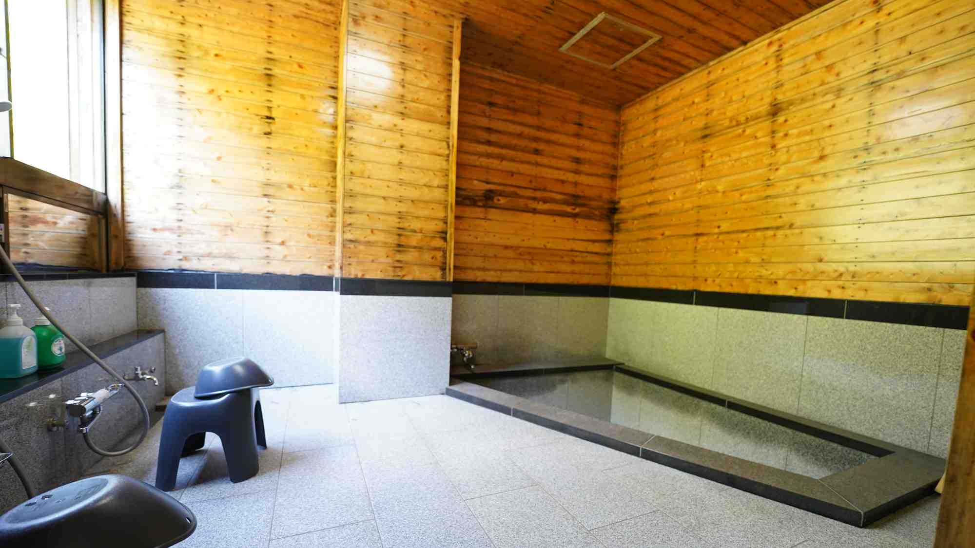 男性専用のお風呂。ご入浴時間は、15:30～17:45です。お夕食前にご利用ください。