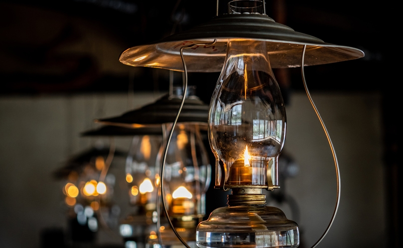 館内ロビーや併設のカフェには、温かいランプが灯ります。
