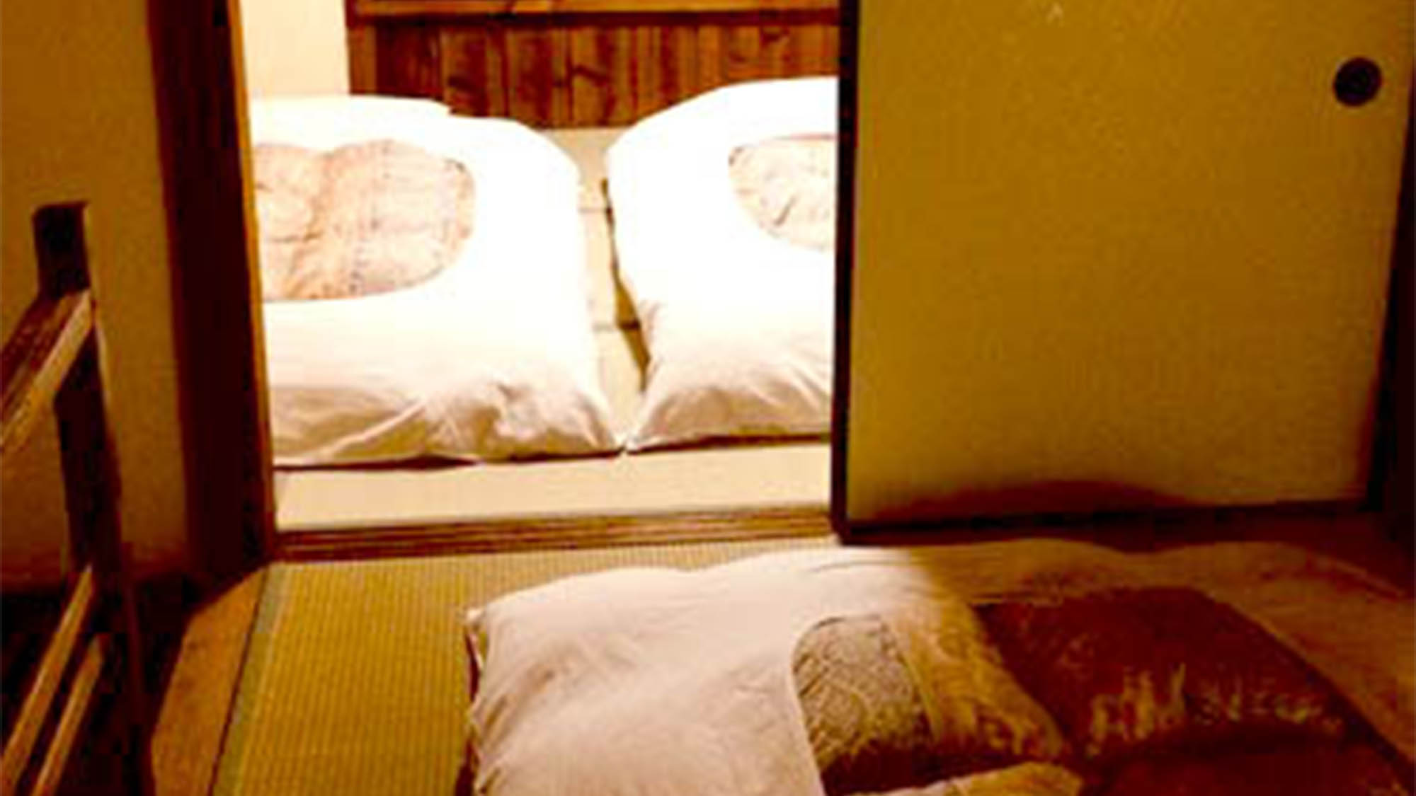 ・２階の寝室でお布団を並べてゆっくりとお休みいただけます