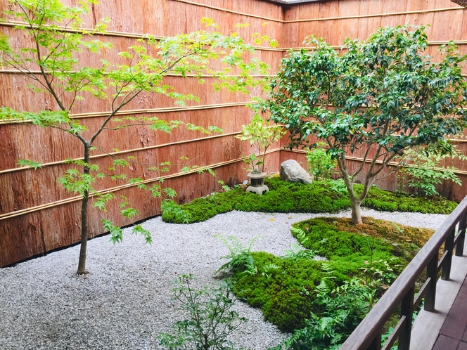 “京の間”専有の坪庭です。