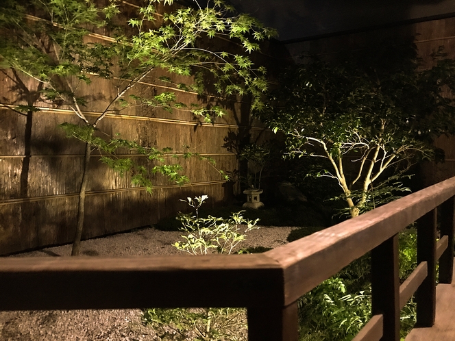 “京の間”夜の坪庭です。
