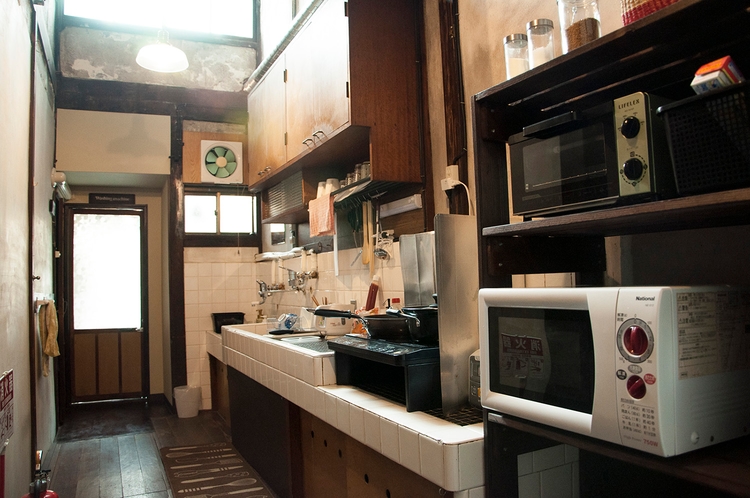 京町家の特徴“火袋”が残る、一階の共有キッチンです。