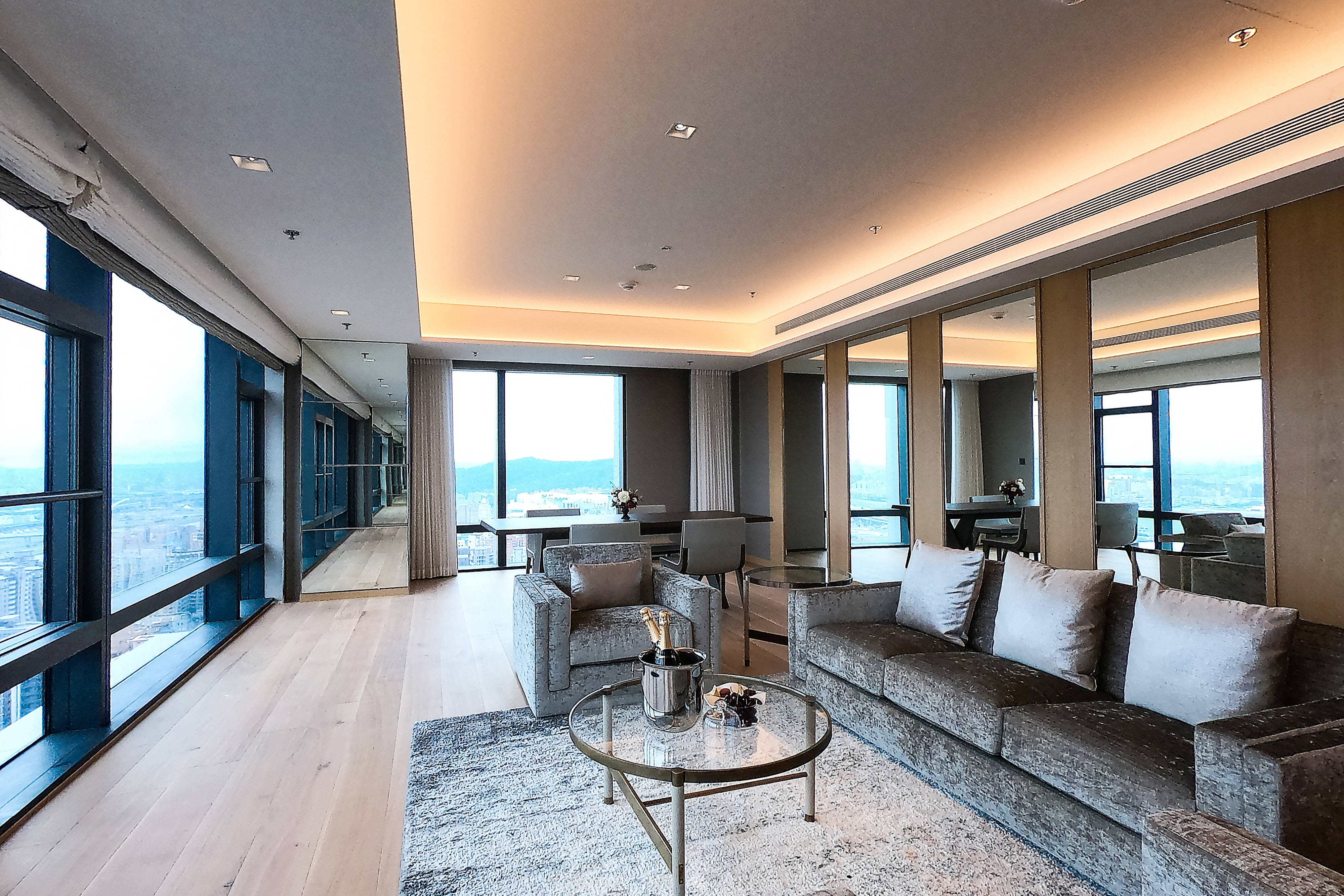 Sky Brilliant Suite - Living Room