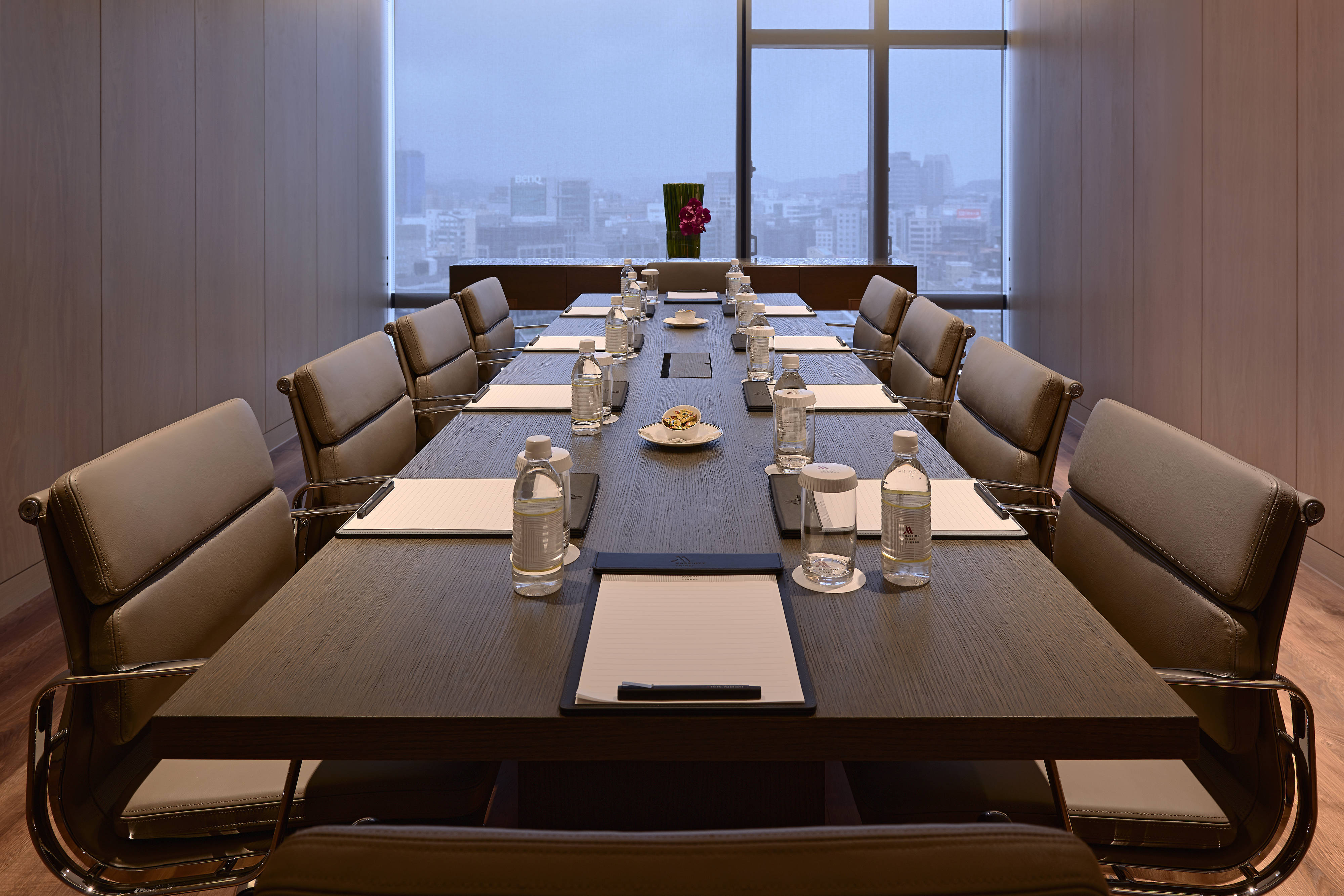 Executive Lounge - Meeting Space