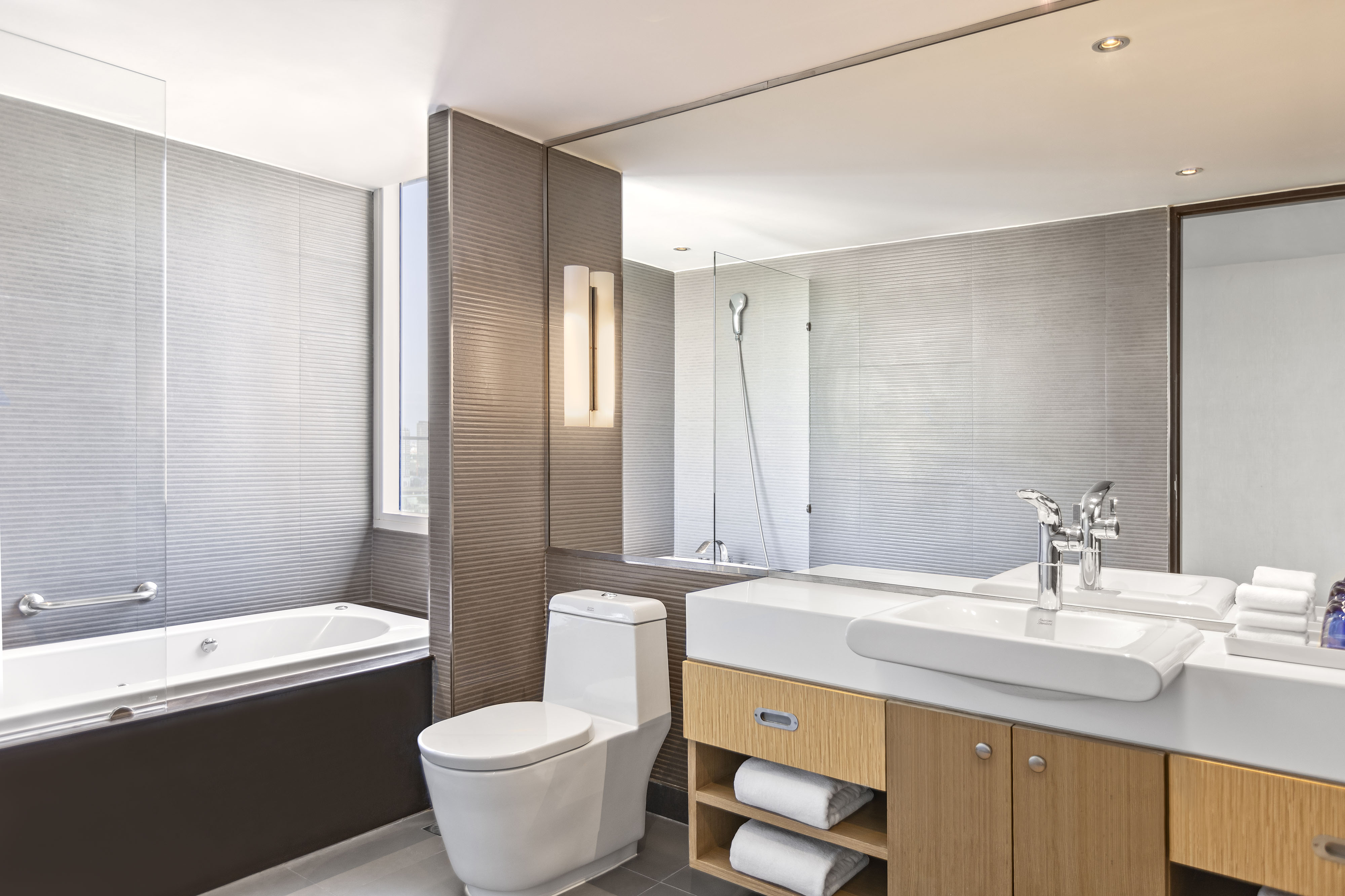 Ultra Savvy Suite - Bath Room_
