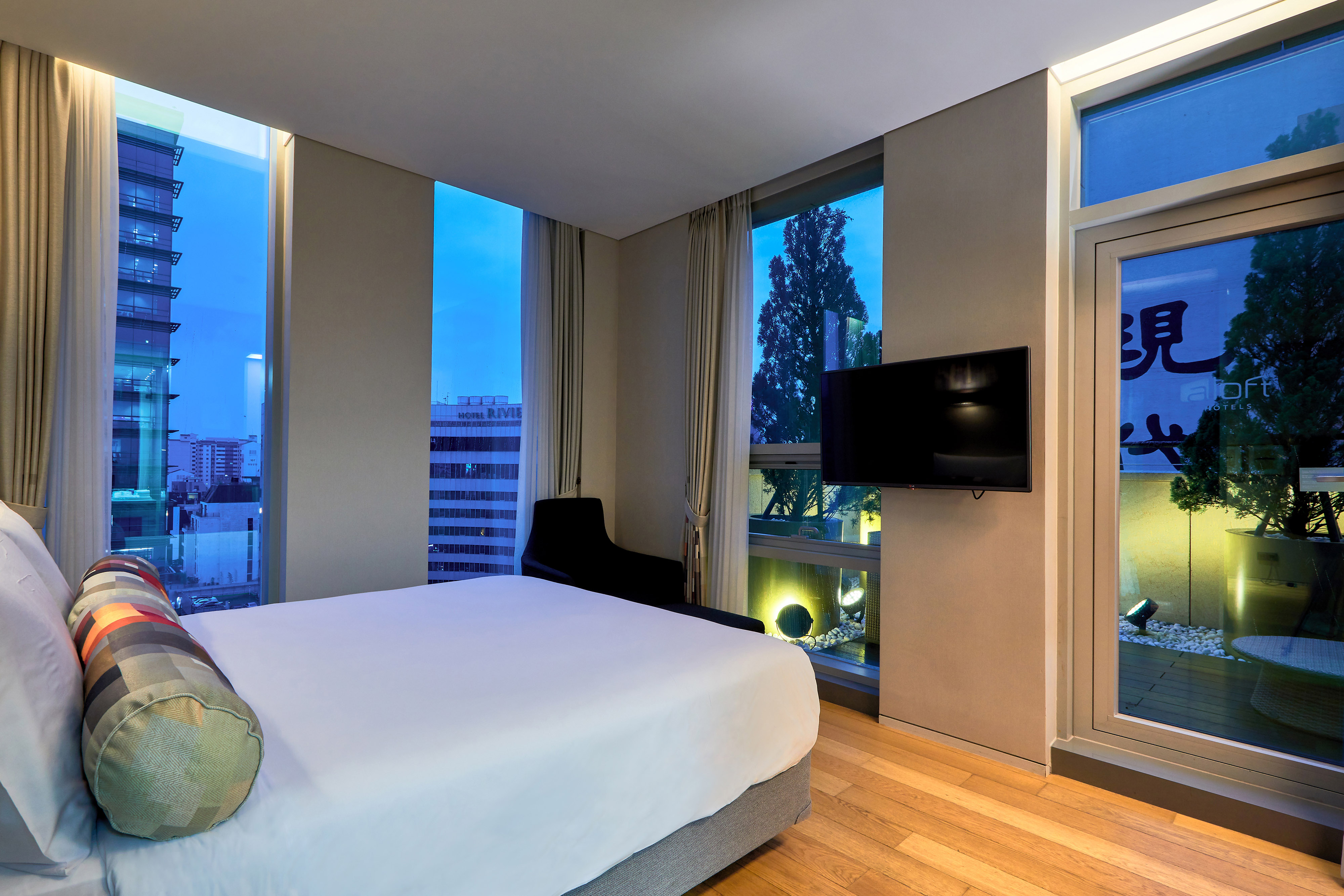 King Aloft Urban Suite