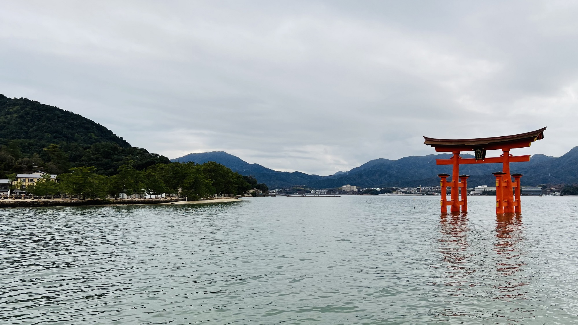 海に浮かぶ大鳥居