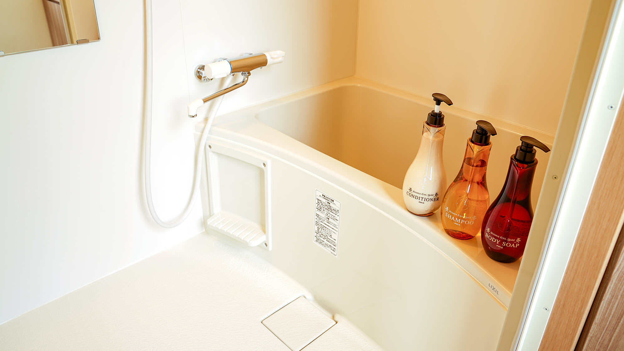 ・洋室内バスルーム　湯船に浸かって旅の疲れを癒やしてください