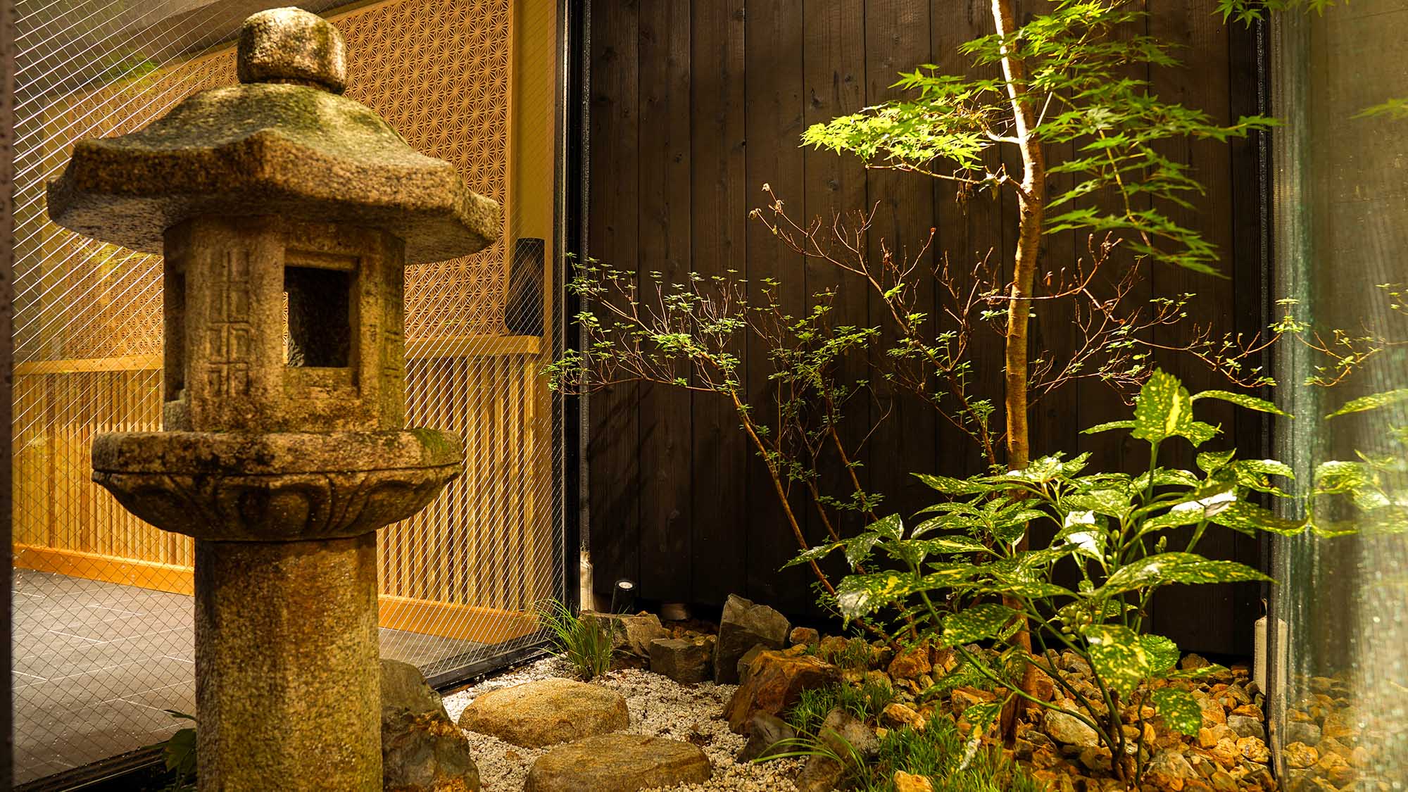 ・ロビー前の中庭　心の和む空間です