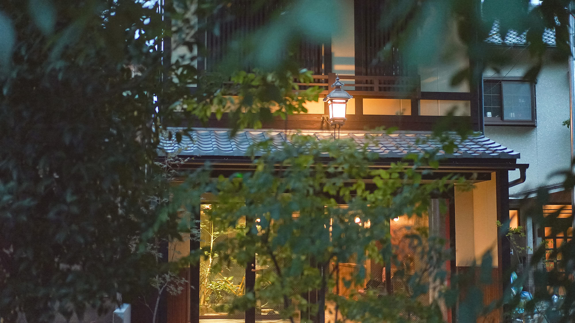 ・市バス「河原町正面駅」より徒歩約2分です