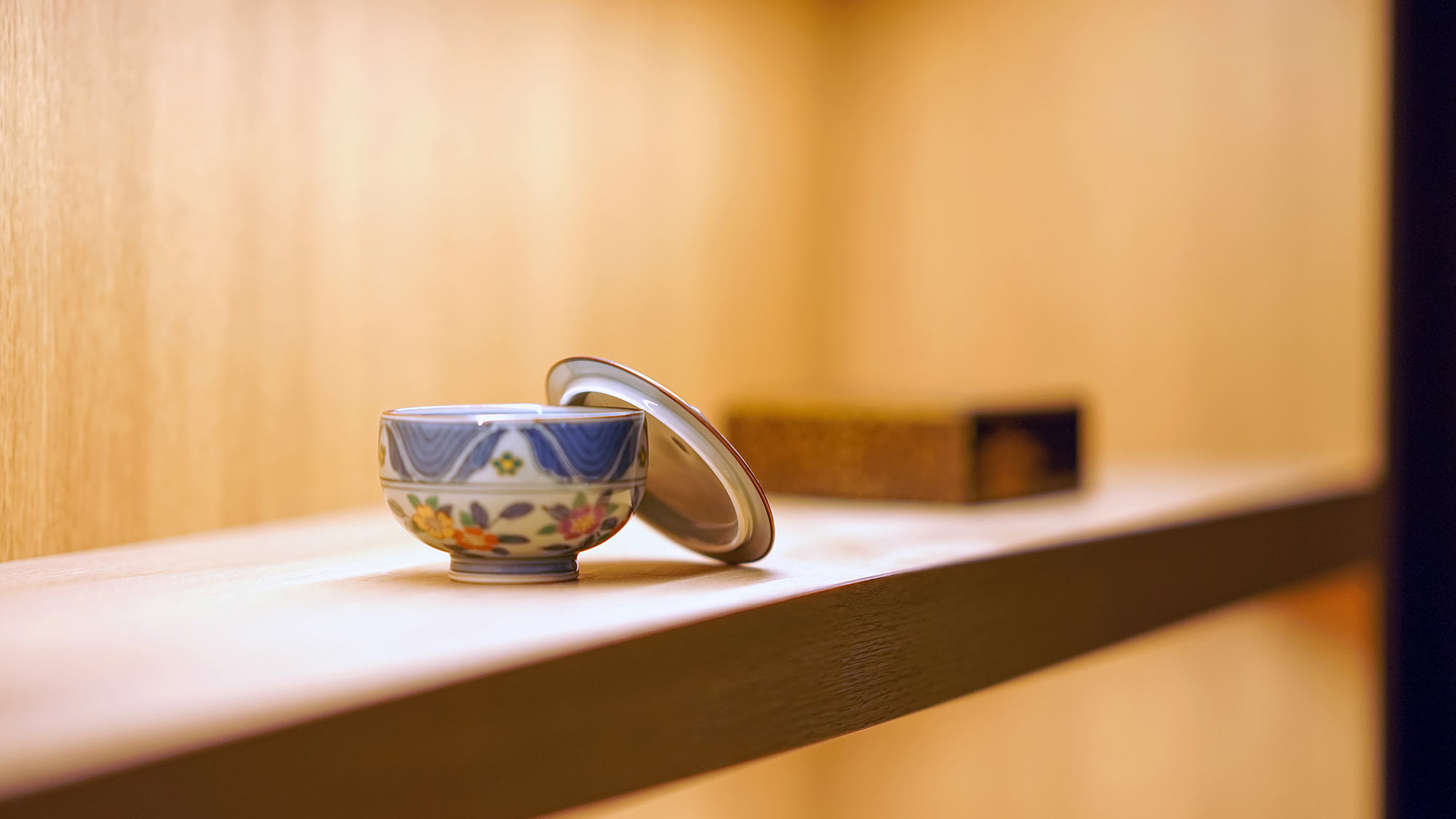 ・館内には日本らしい様々な調度品を設えております