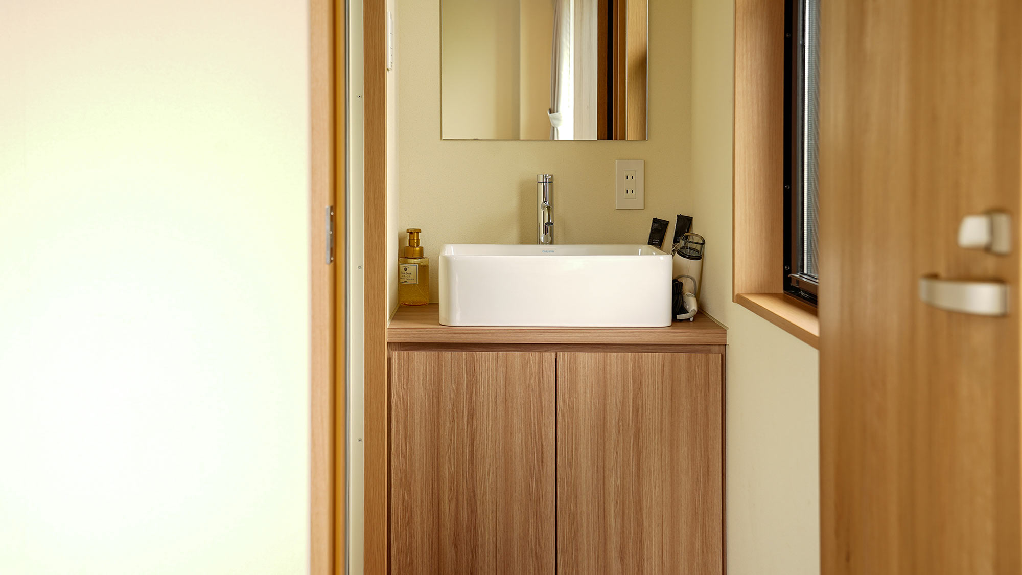 ・洋室内洗面スペース　ドライヤーは各客室にございます