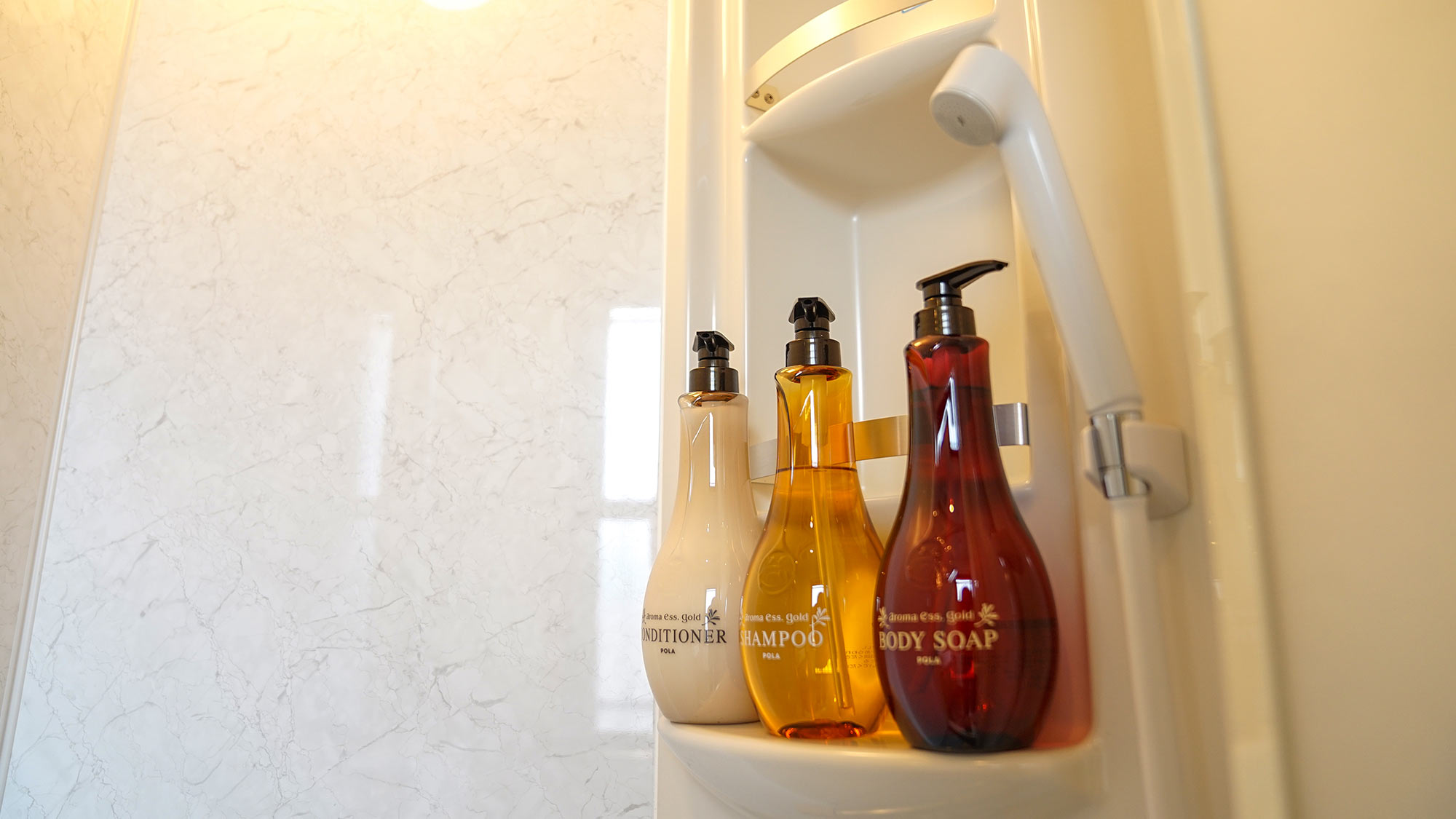 ・和室内シャワールーム　各種アメニティをご利用ください