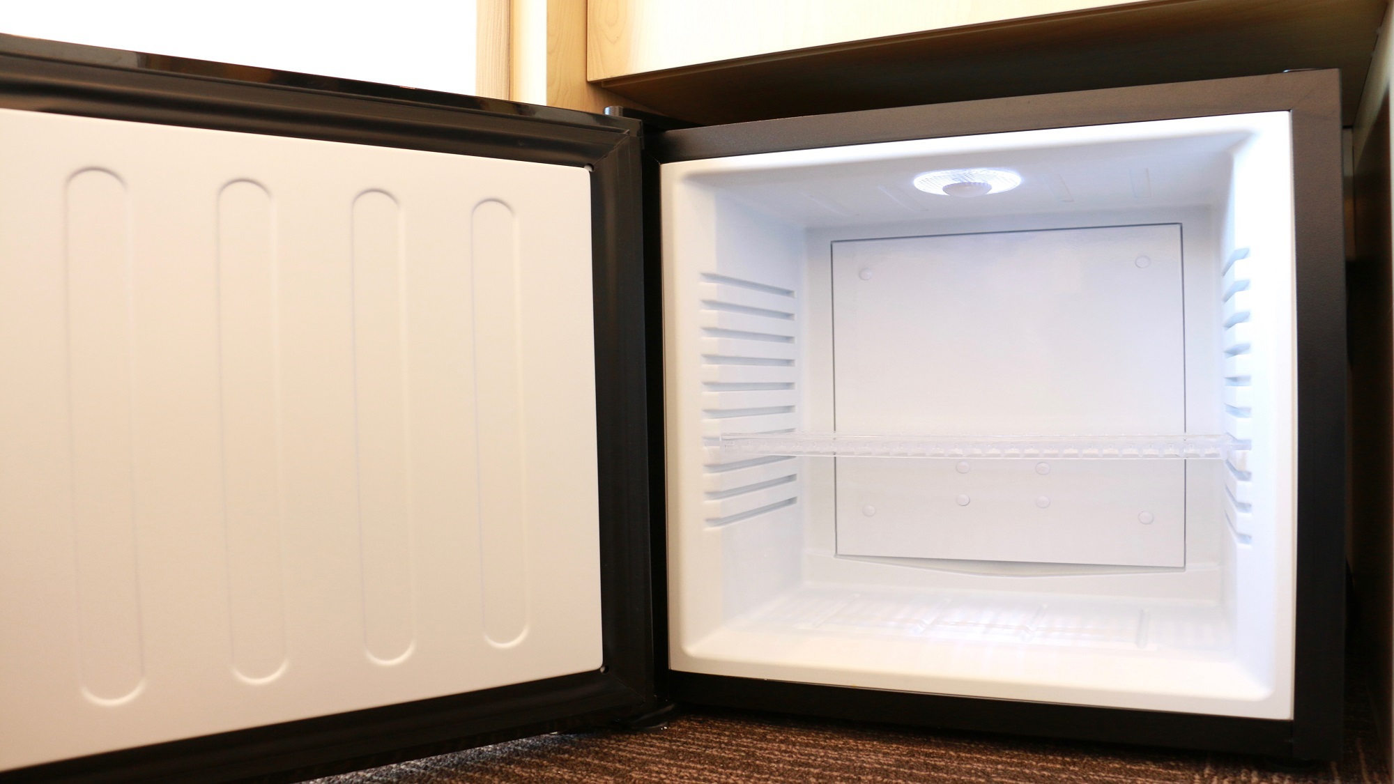 冷蔵庫　仕切り付きのコンパクトサイズの冷蔵庫です