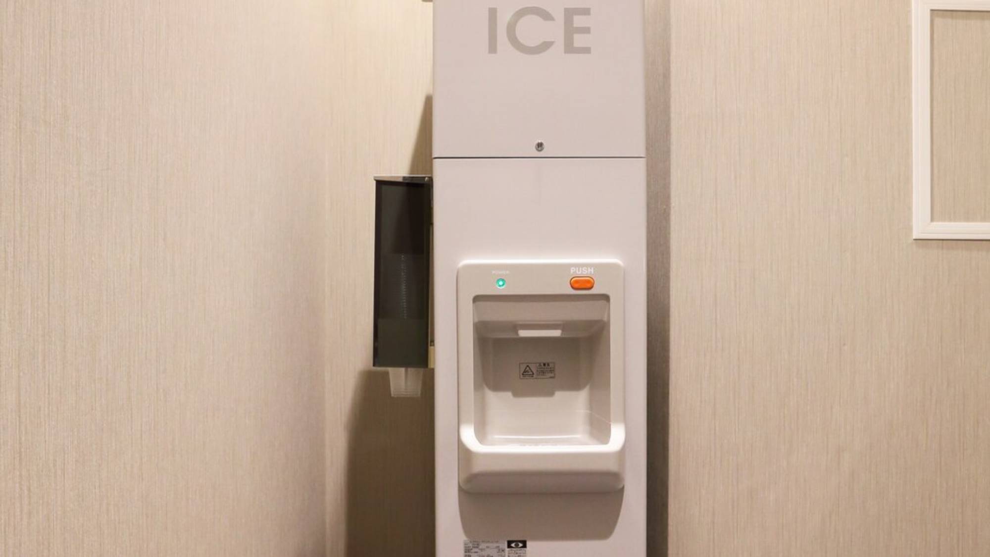 製氷機　透明コップ付きの無料アイスマシーンです