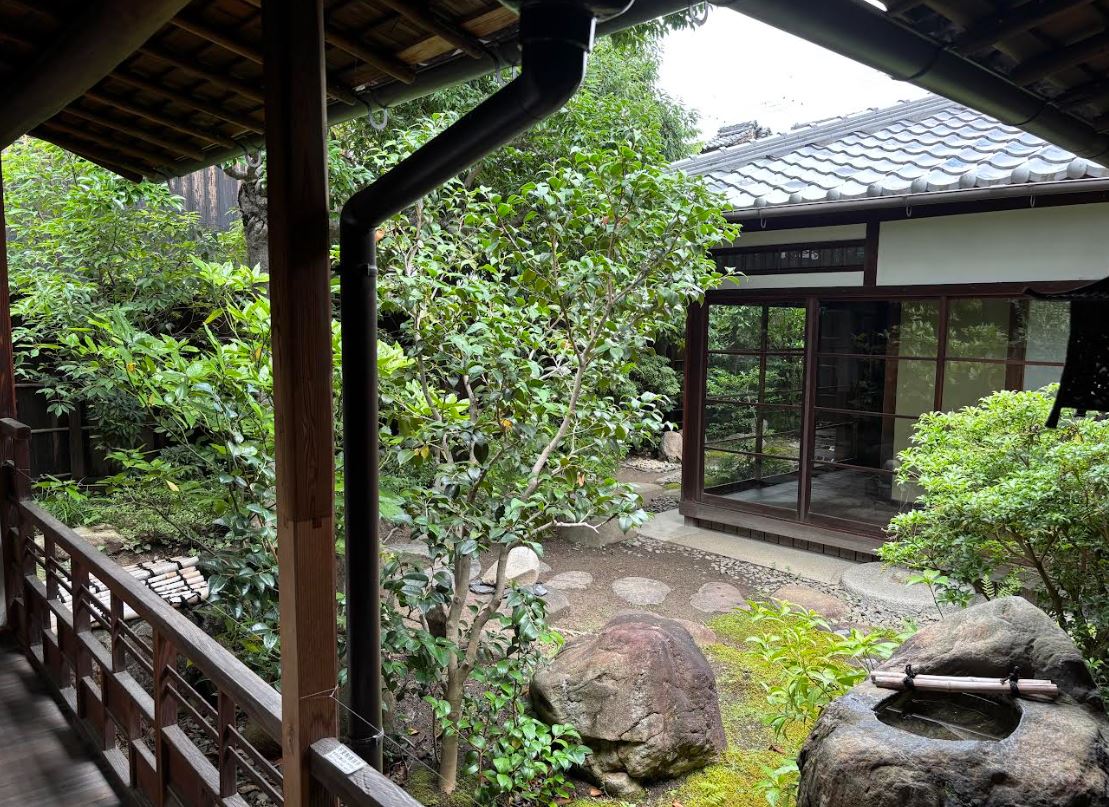 にぎわいの家　通し庭