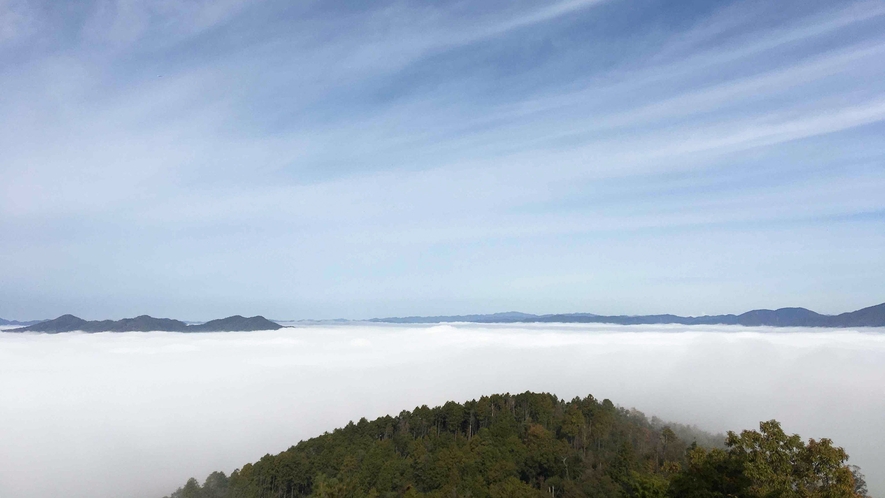 ・【丹波霧】秋から冬にかけて、亀岡盆地一帯に発生する「丹波霧」。亀岡を象徴する風景です