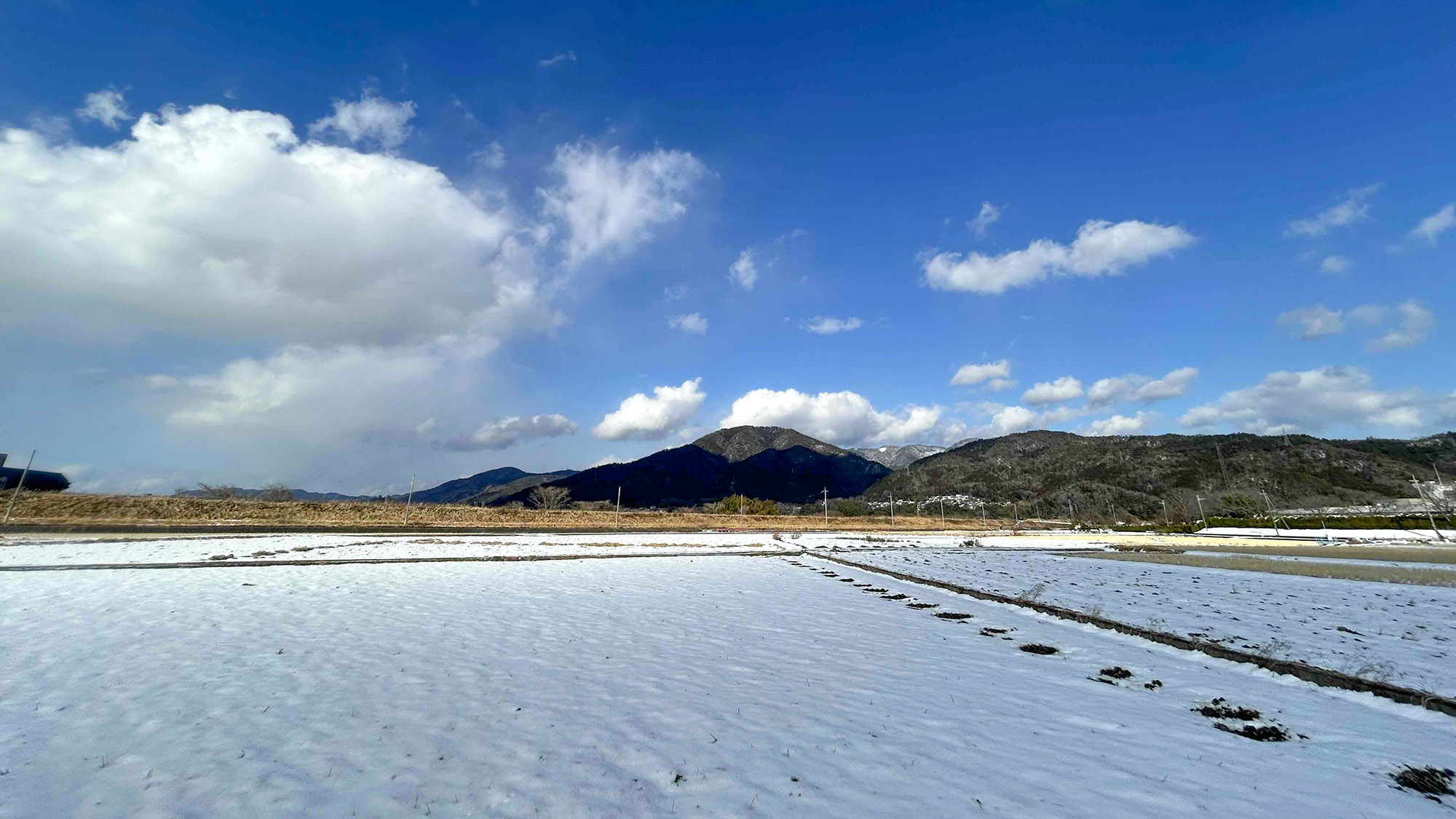 ・【景色・冬】周辺に広がる田んぼの雪景色は風情が感じられます