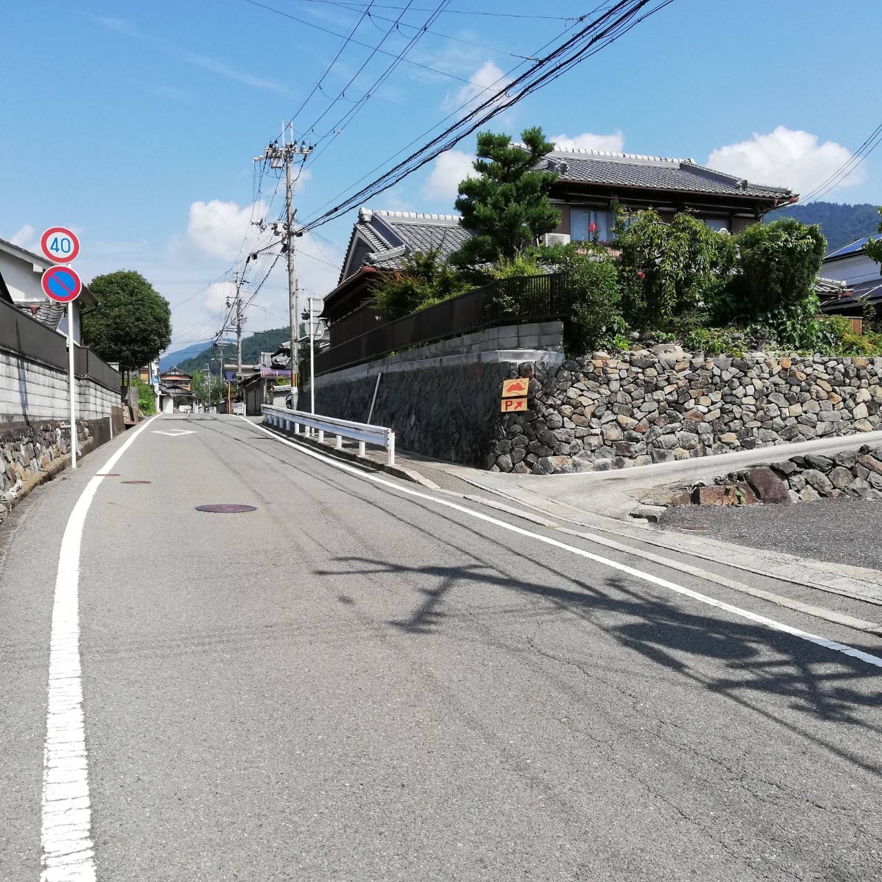 道路からのアプローチは石垣道