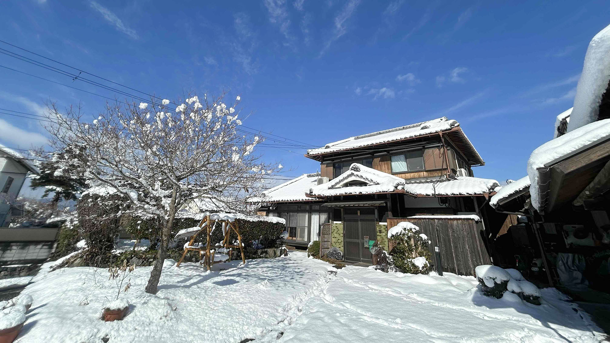 ・【景色・冬】昔ながらの日本家屋や木に積もった雪が美しい冬の風景