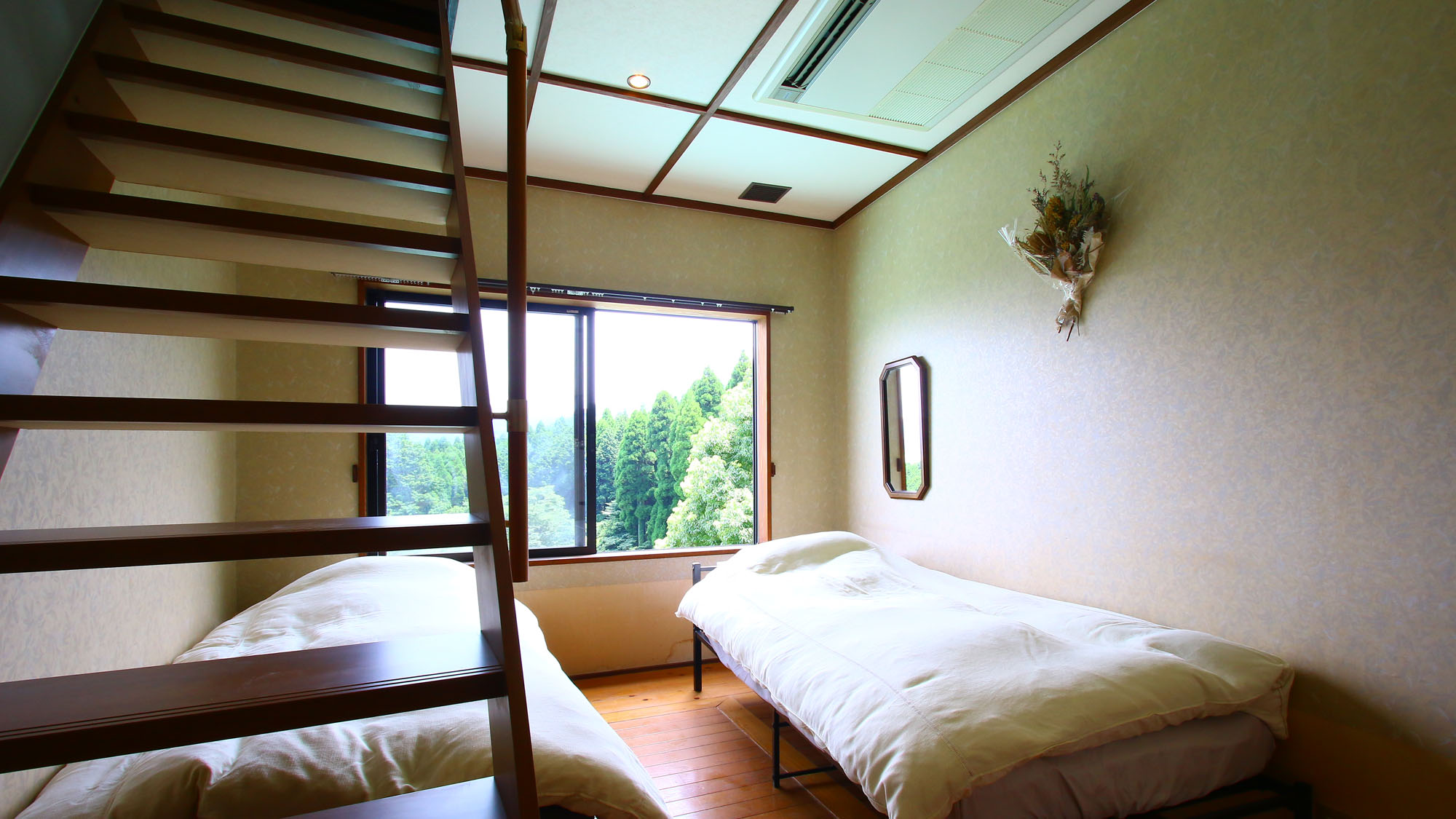 ロフト付客室 窓からの眺めはマウンテンビュー★