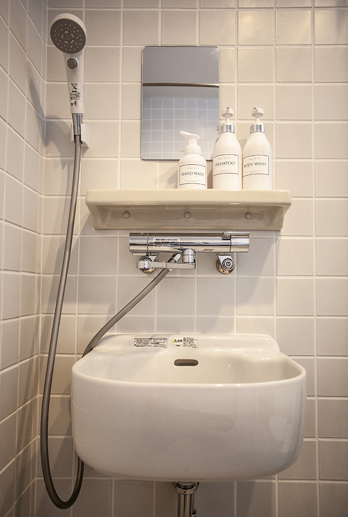 各室トイレ＆シャワー（リンスインシャンプー、ボディソープ、使い捨て歯磨き粉）