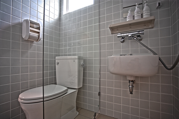 各室トイレ＆シャワー（リンスインシャンプー、ボディソープ、使い捨て歯磨き粉）