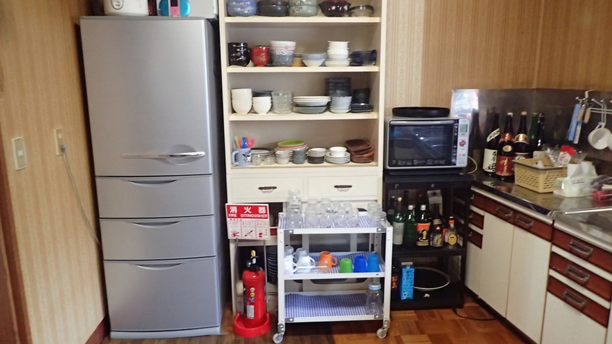【館内】共用キッチンー冷蔵庫や調理器具などありー