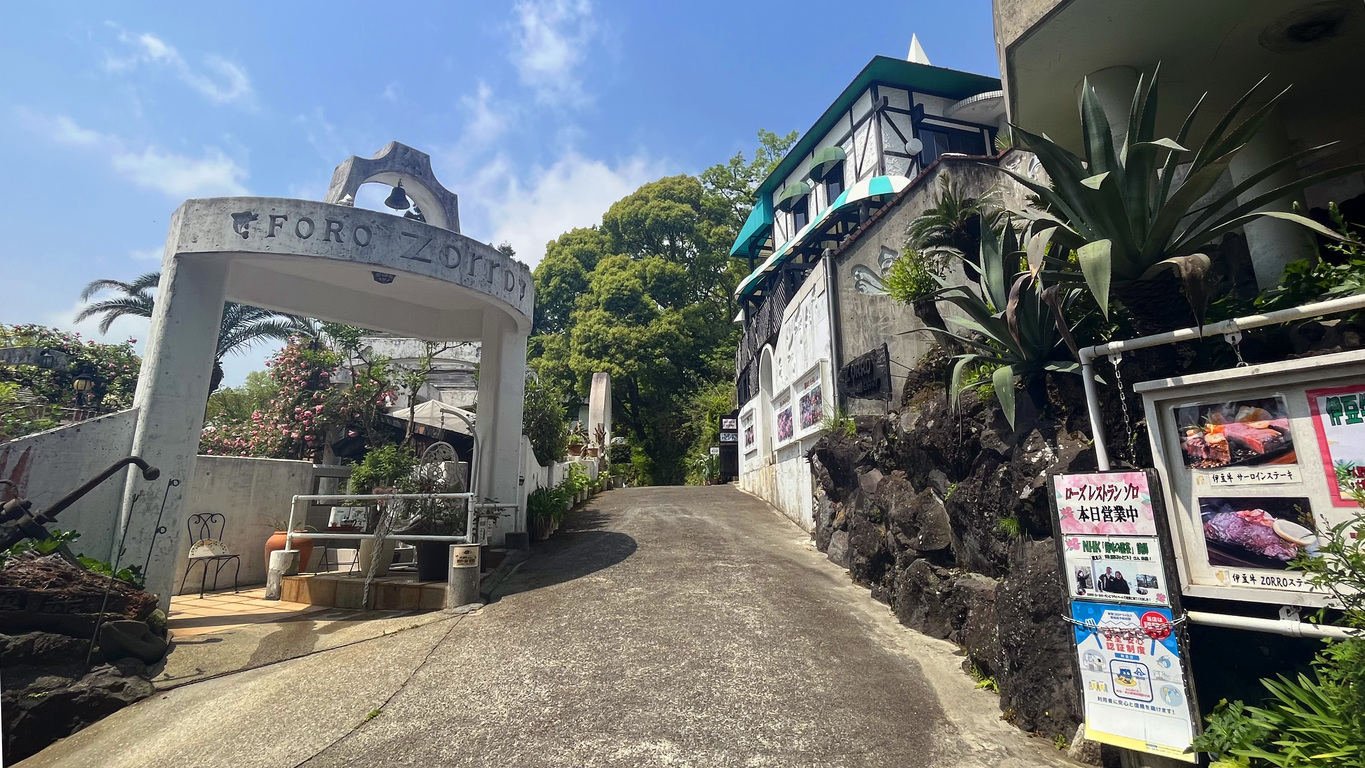 マリンゾロリゾート◇左手にバラ園、右手奥がレストラン兼チェックイン箇所。