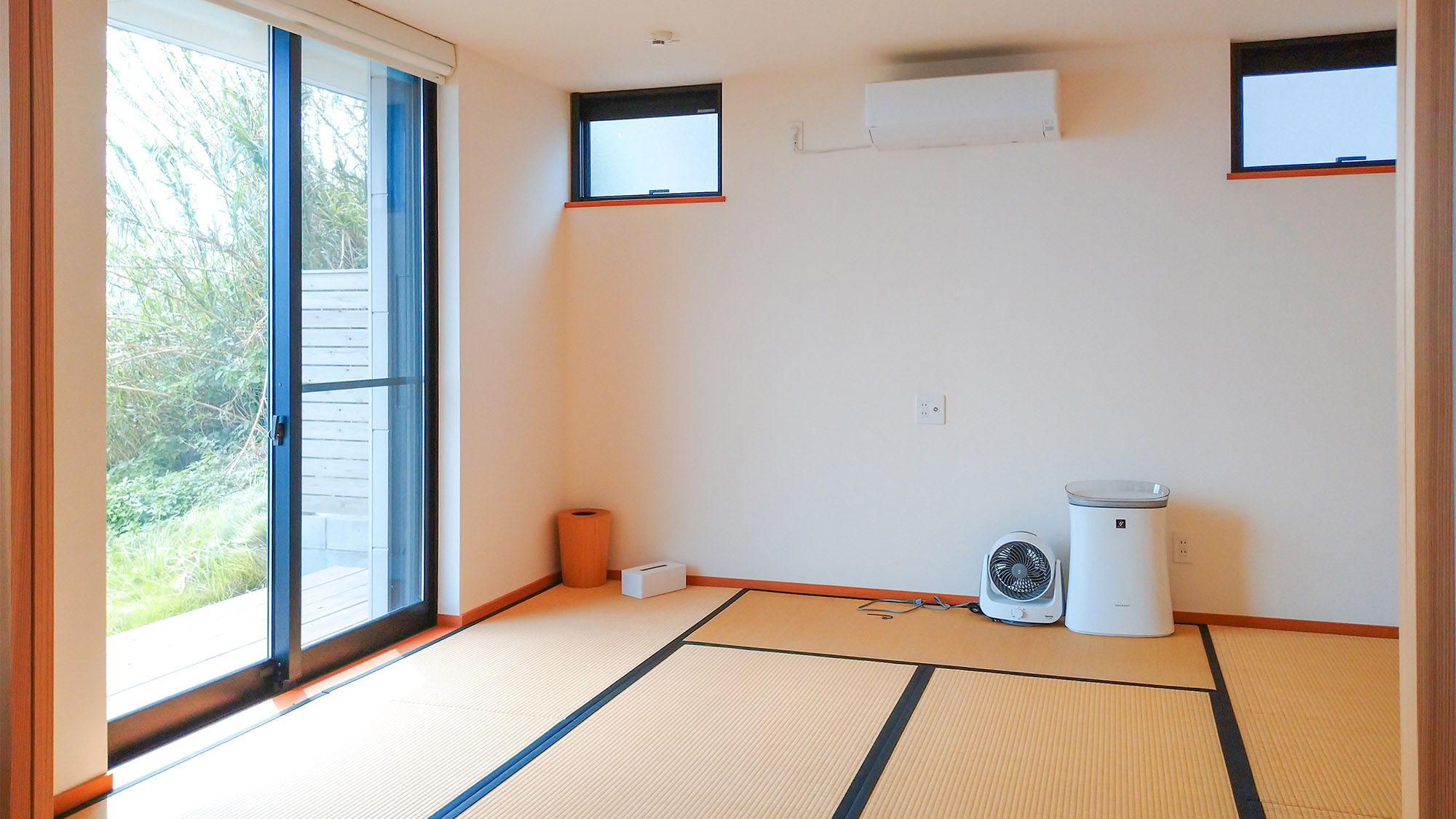 ・【和室】畳のお部屋で東シナ海を眺めながら寛げます