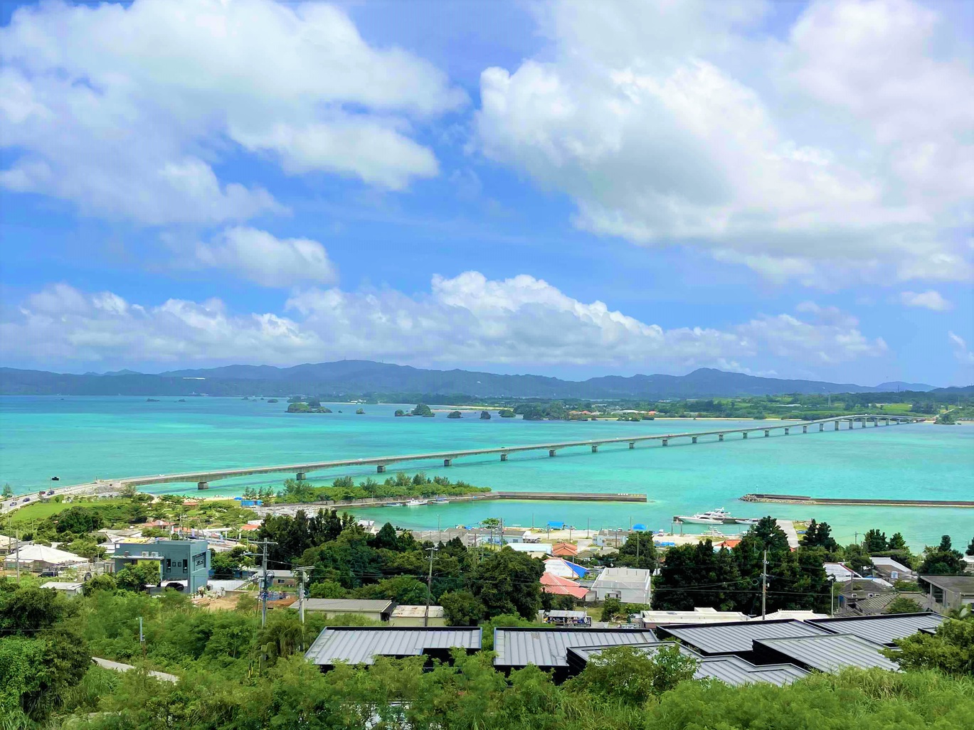 【沖縄満喫プラン(^^♪】広いデッキから古宇利大橋、きれいな海を一望できる貸切ペンション