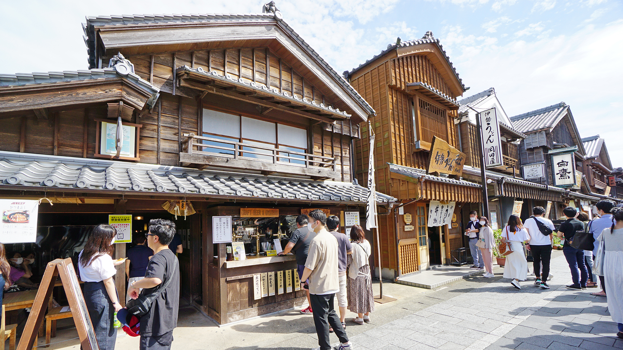 おはらい町通り・おかげ横丁のにぎわい（伊勢神宮内宮）