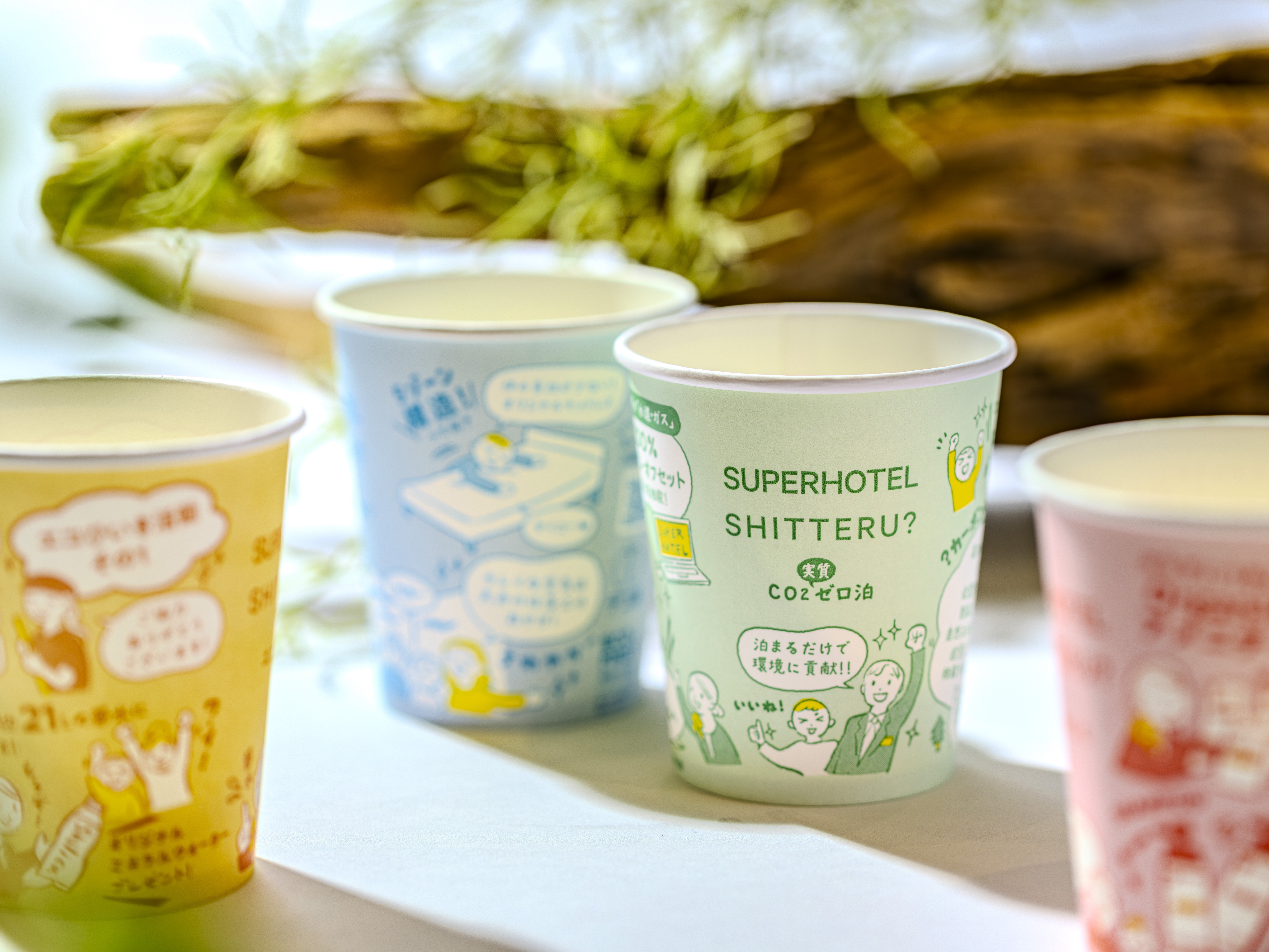 ホテルのコンセプトが描かれた紙コップ
