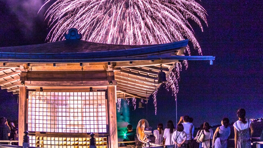 片山津温泉の花火（柴山潟花火）８月上旬、柴山潟の湖面に浮かぶ屋形船から花火を眺められます