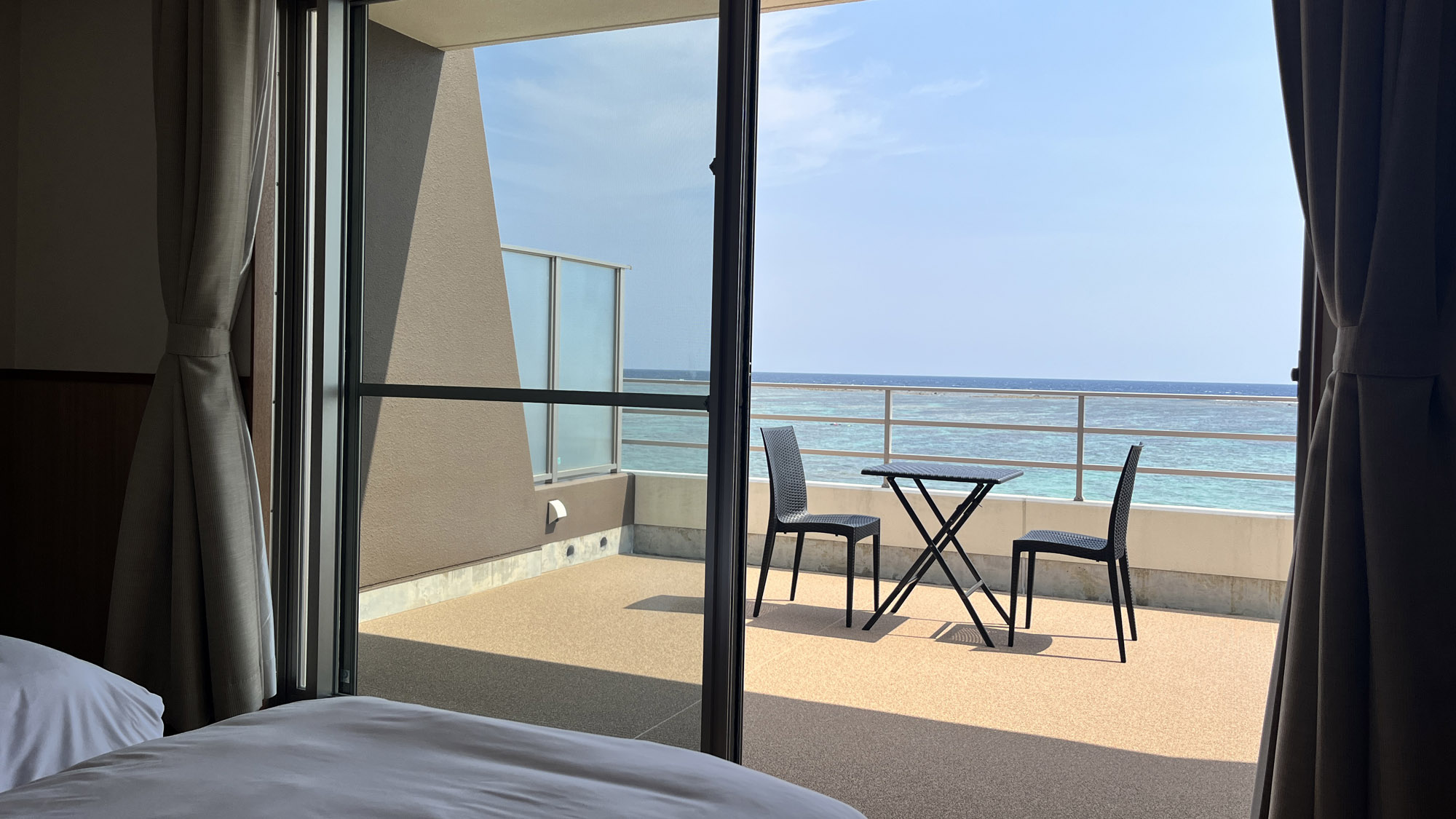 【客室】お部屋からぼーっと海を眺めるだけでも素敵な思い出になります
