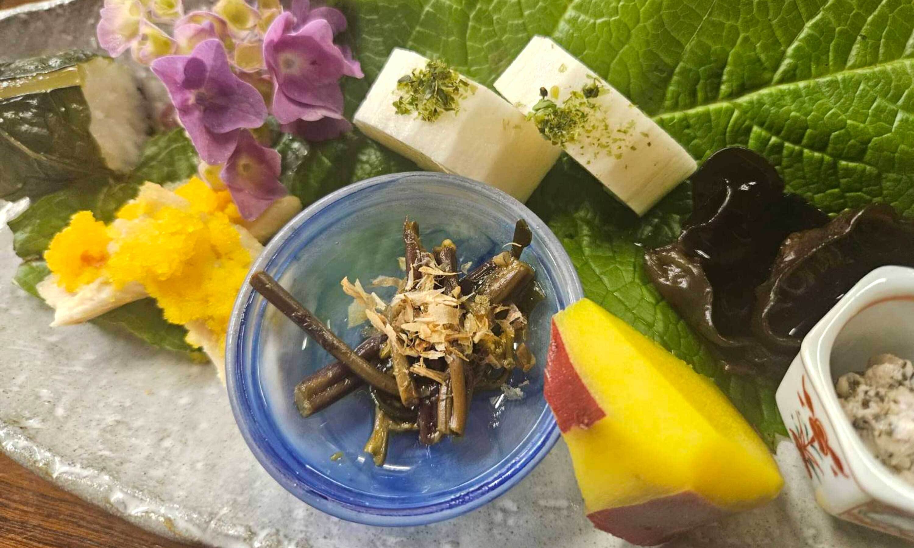 板長おまかせの郷土会席、 彩り豊か旬の味わいを、少しだけヘルシーに♪ 旬を味わう美味と源泉の旅