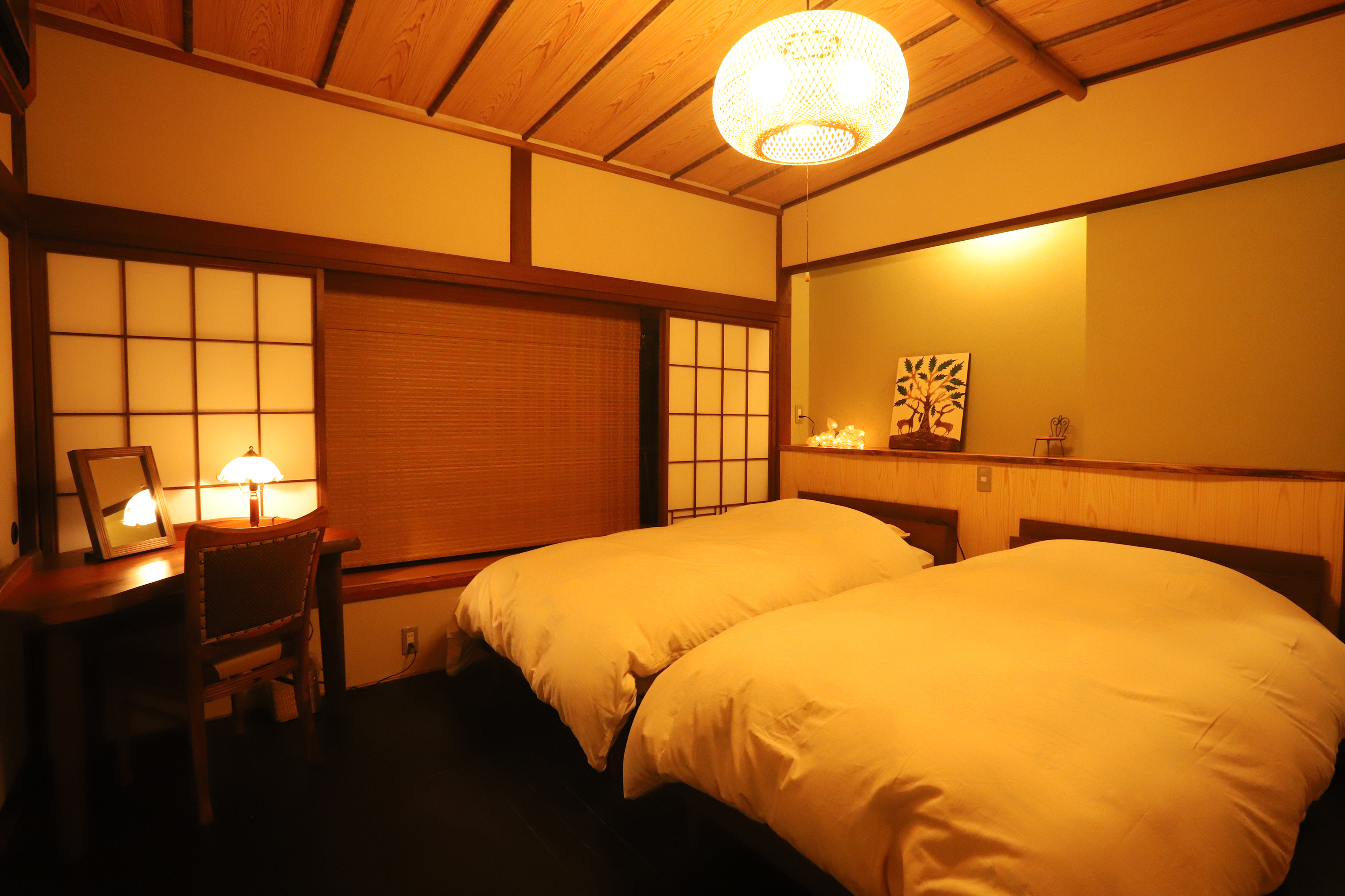 和洋室 楓の間(2ベッド8帖+和室8帖、)【中庭側】