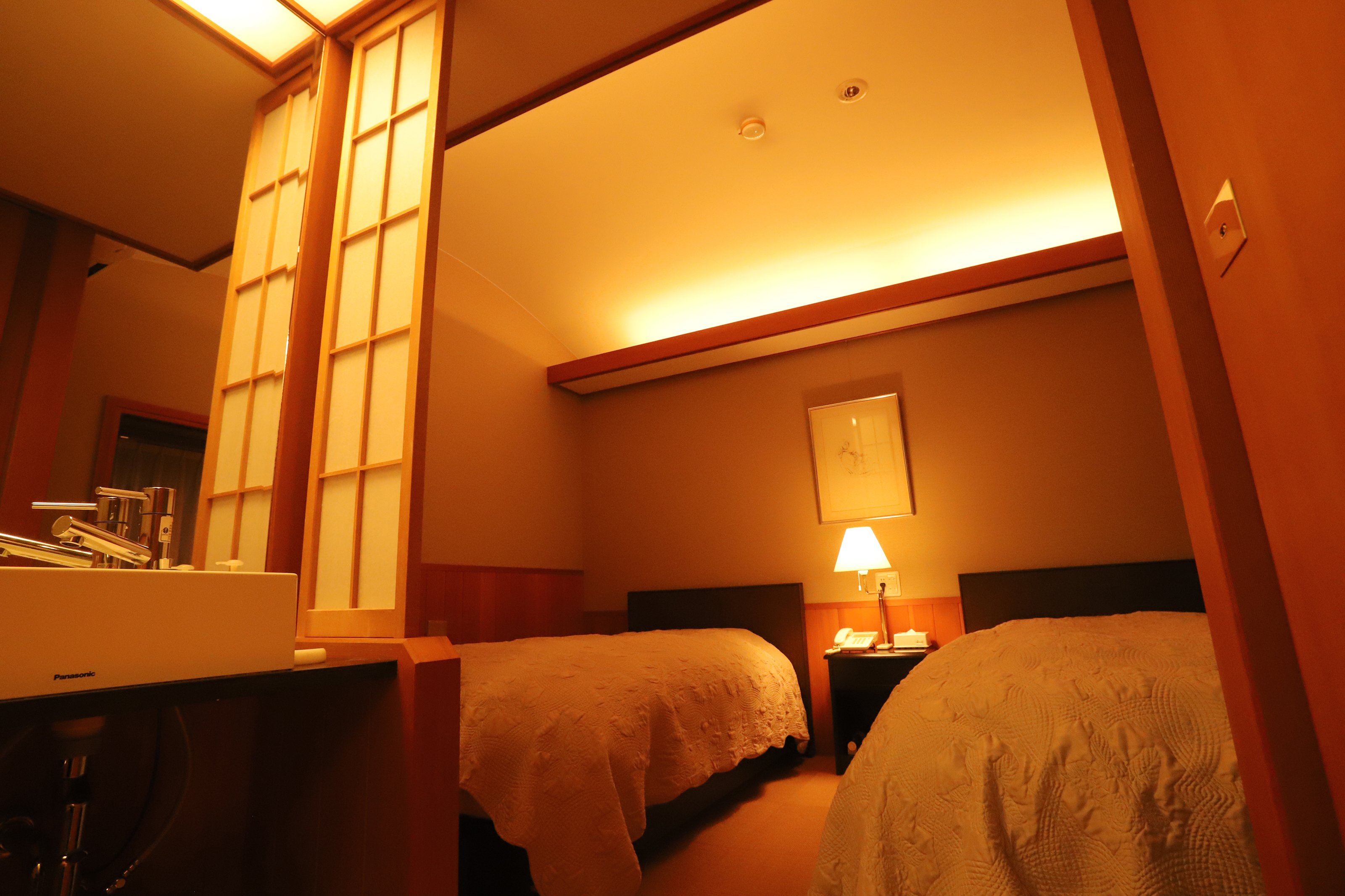 和洋室、蘭の間(2ベッド6帖+和室8帖)【中庭側】