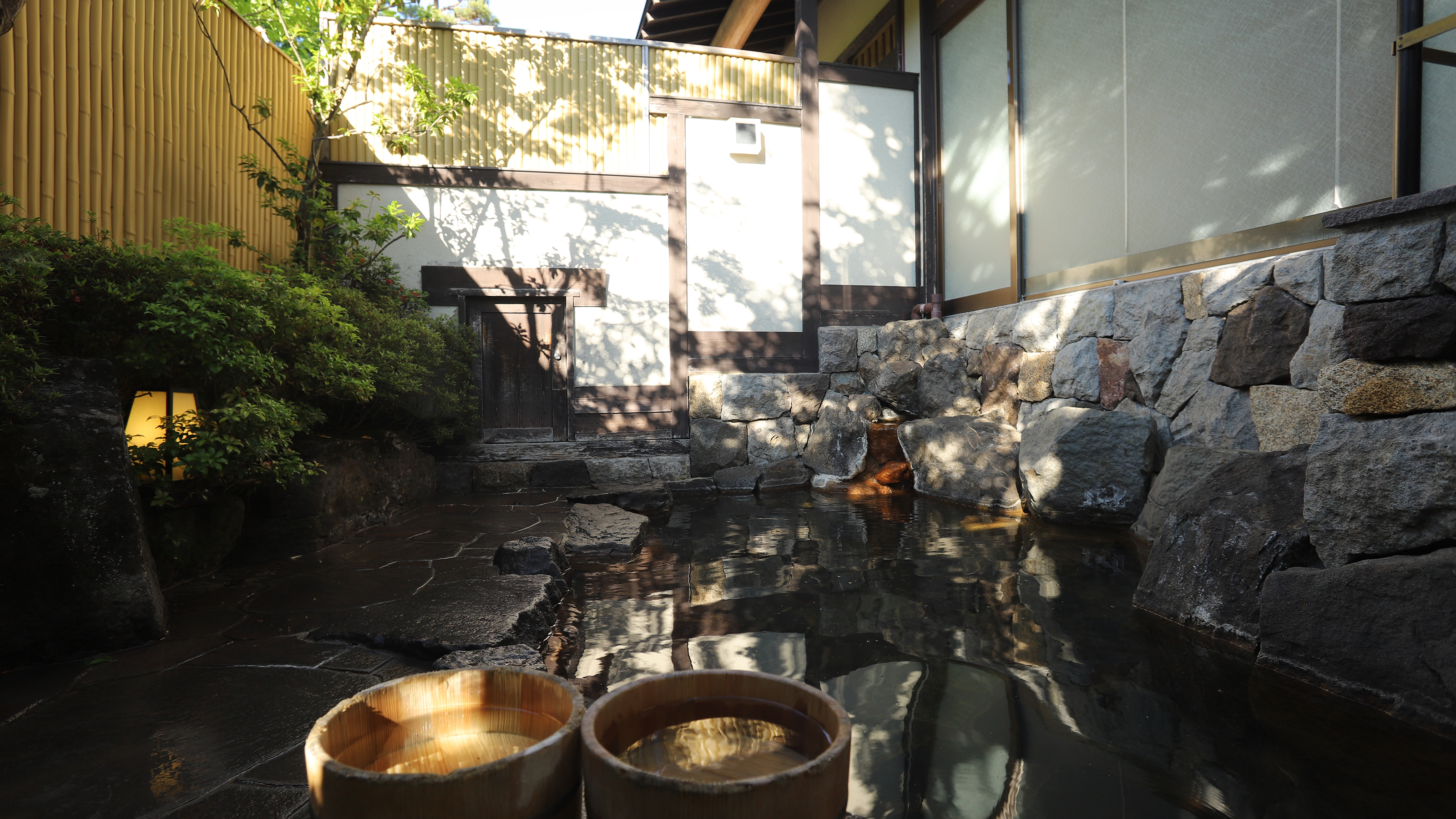 木漏れ日あふれる源泉かけ流しの露天風呂