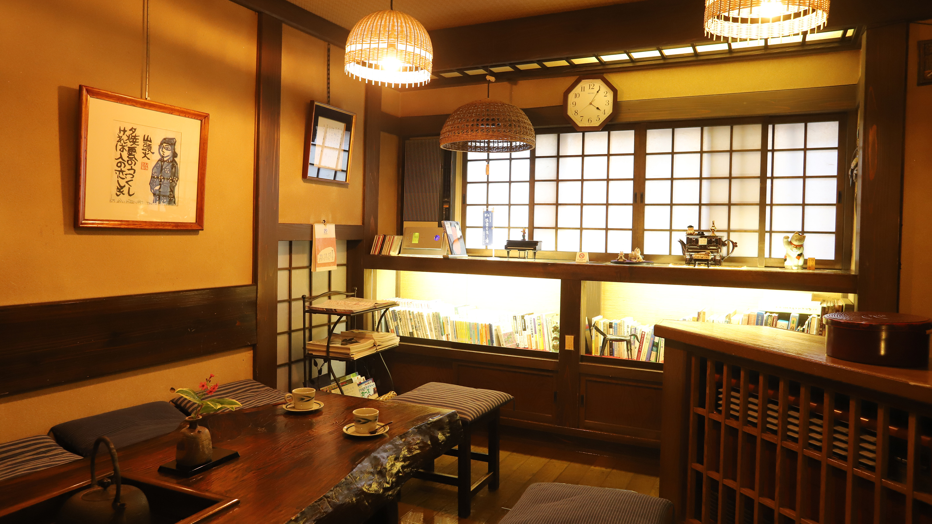 ロビー脇、囲炉裏のある談話室でおくつろぎください