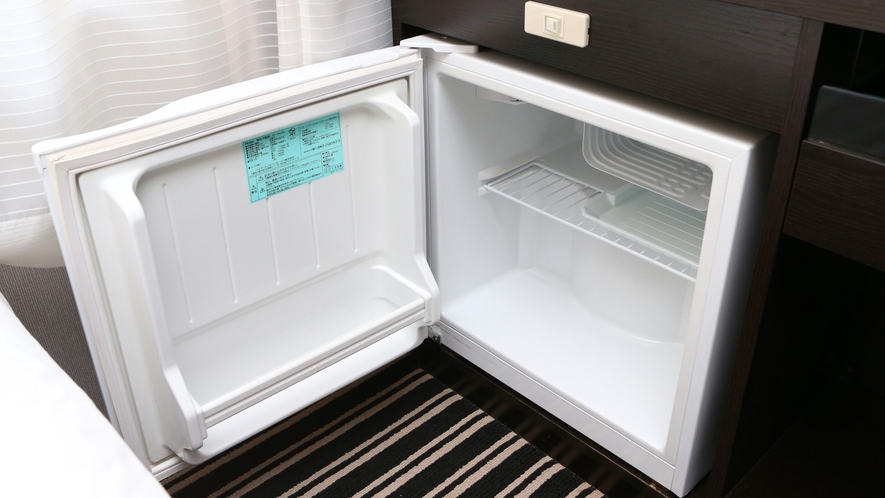 客室内の冷蔵庫は自由にご利用いただけるように空にしております。また環境を考慮し平常時はオフとしており