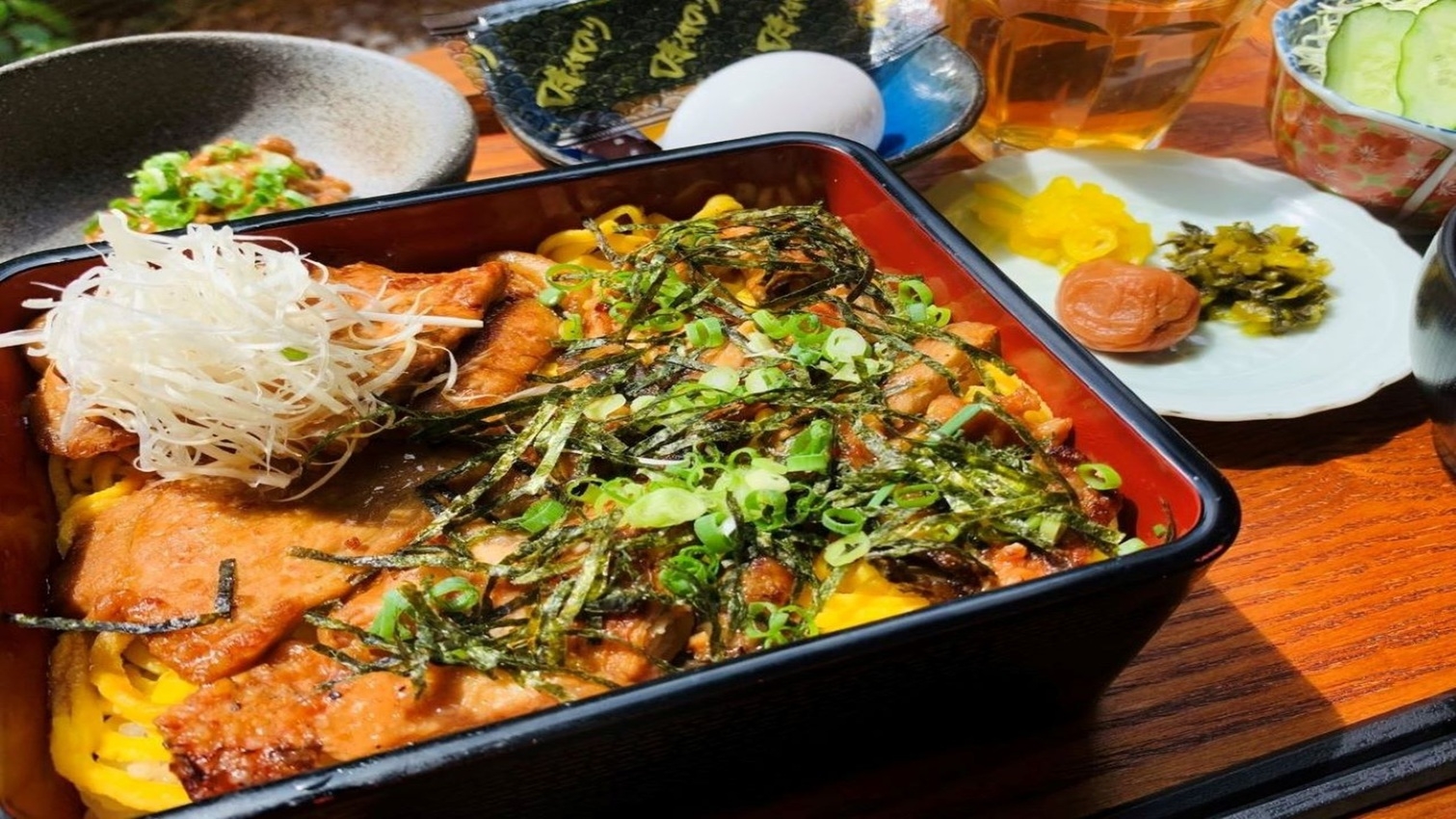 【朝食付】名古屋名物を堪能！選べる3種のご当地丼！【アパは映画もアニメも見放題】