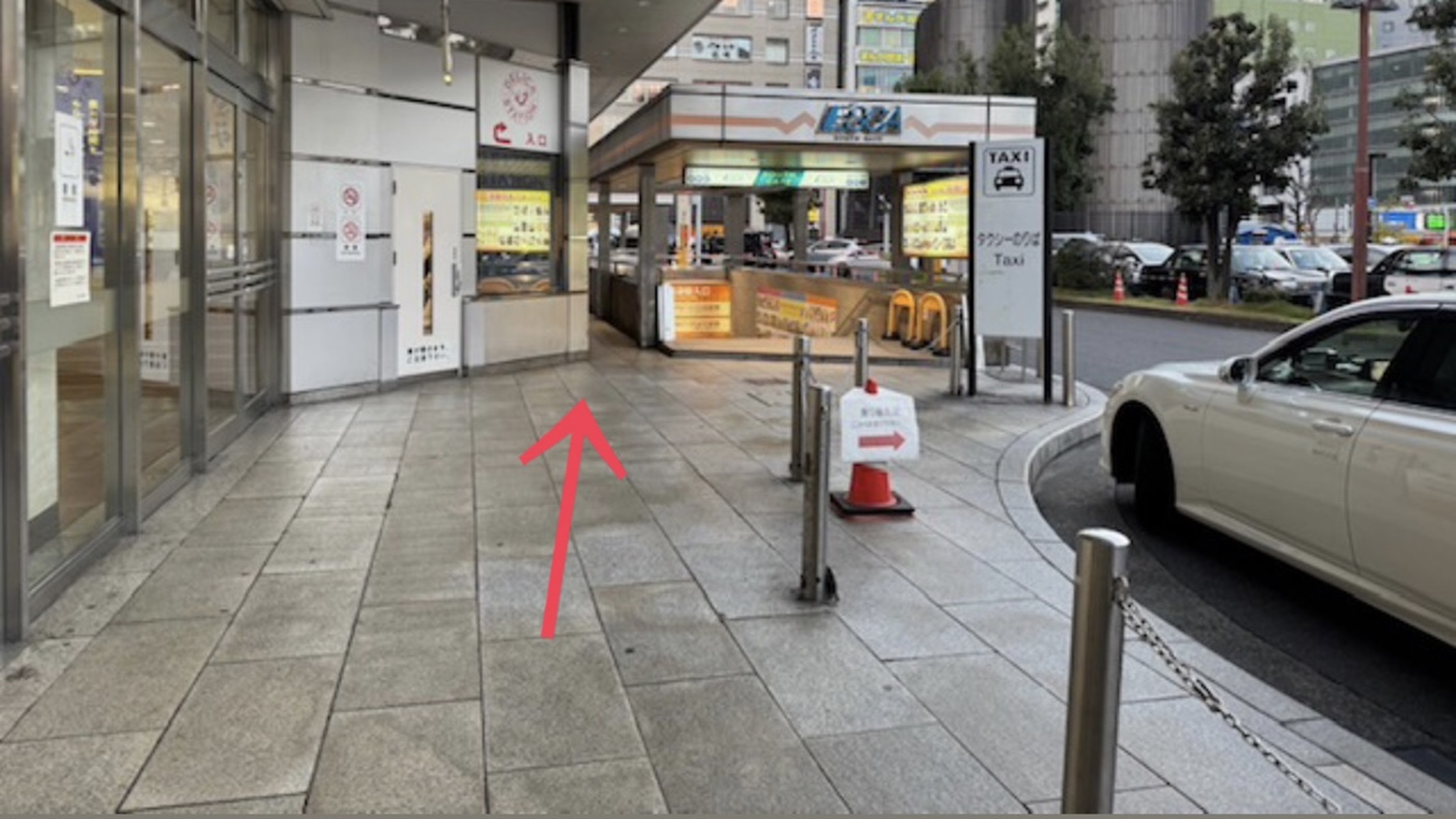 ②エスカ入口の横の路地を直進して頂きます。