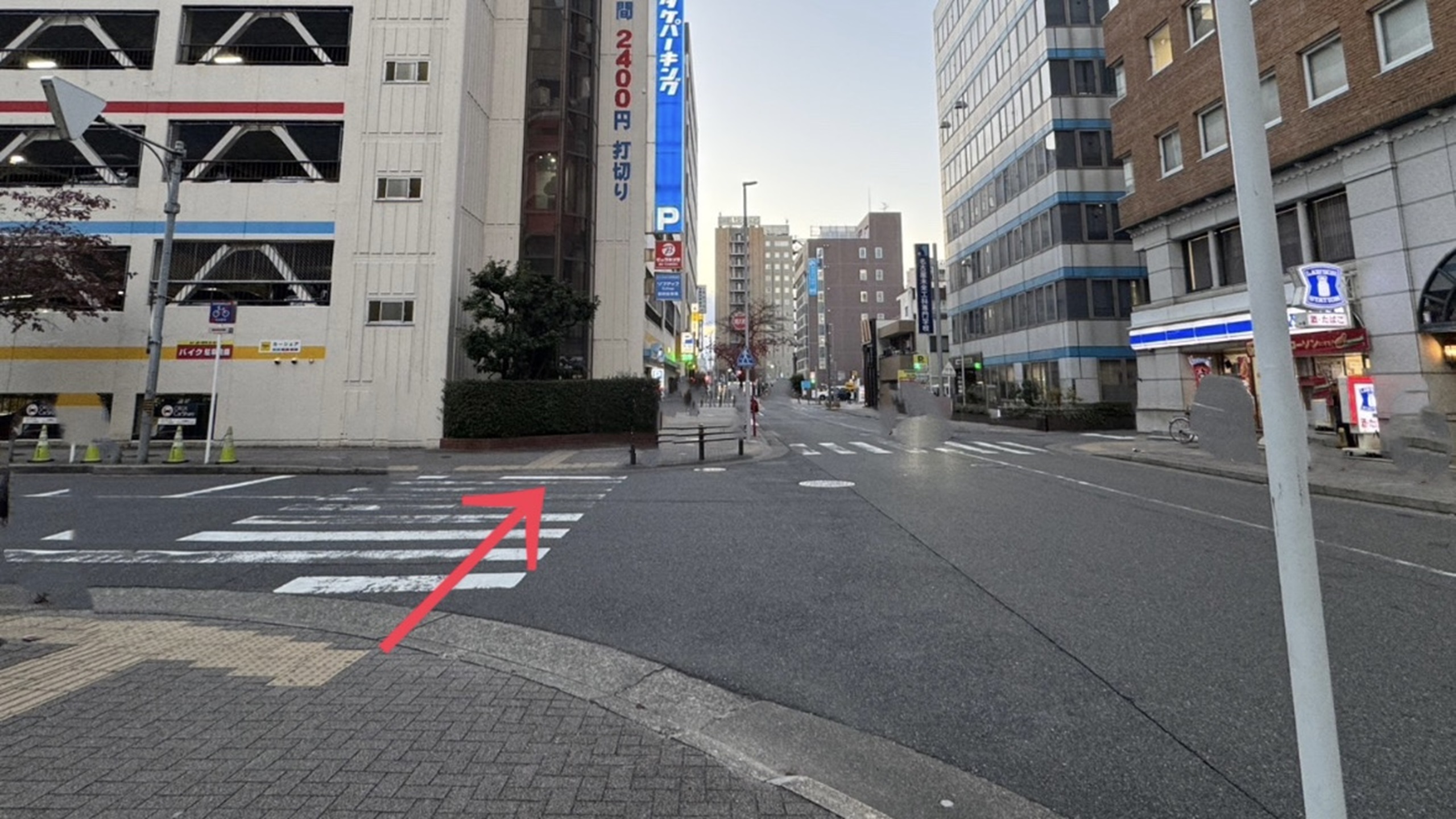 ⑥つき当りにホテルヴィアイン、右手にローソンが見える通りを直進します。