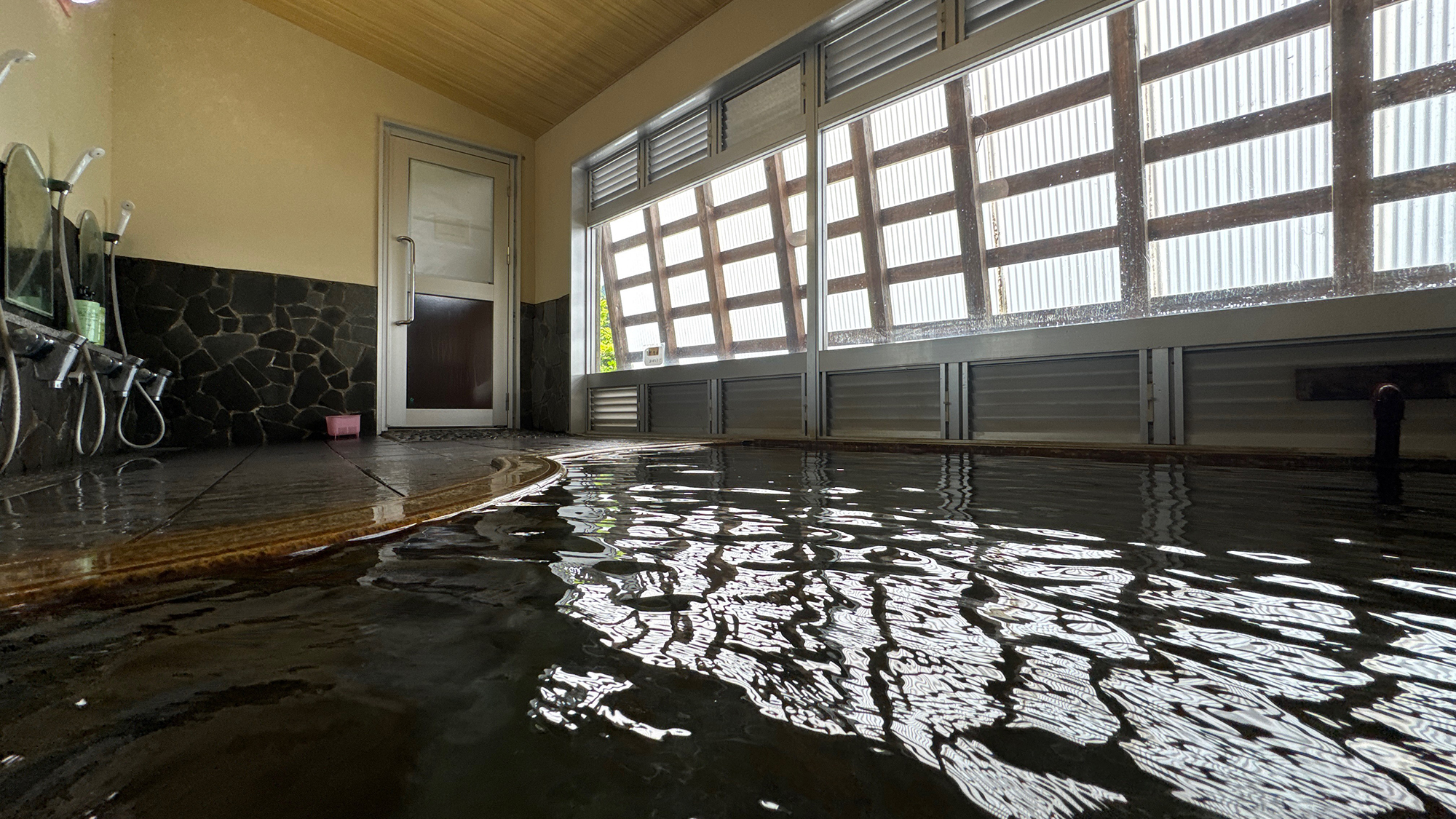 【温泉】女湯。当館の温泉は肌あたりが優しい、ゆっくりと楽しめるお湯です。