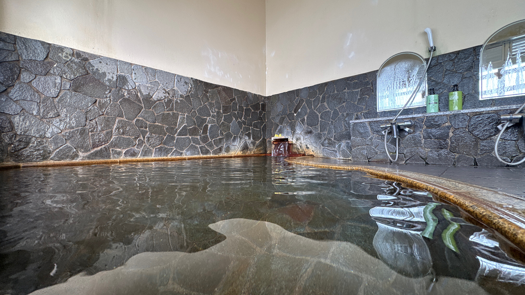 【温泉】女湯。当館の温泉は肌あたりが優しい、ゆっくりと楽しめるお湯です。