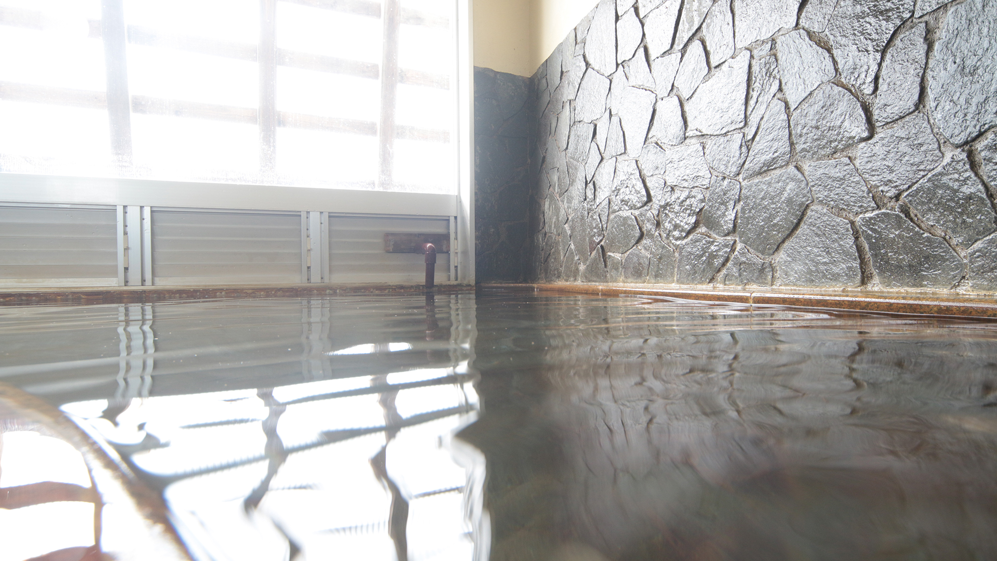 【温泉】女湯。当館の温泉は肌あたりが優しい、ゆっくりと楽しめるお湯です。