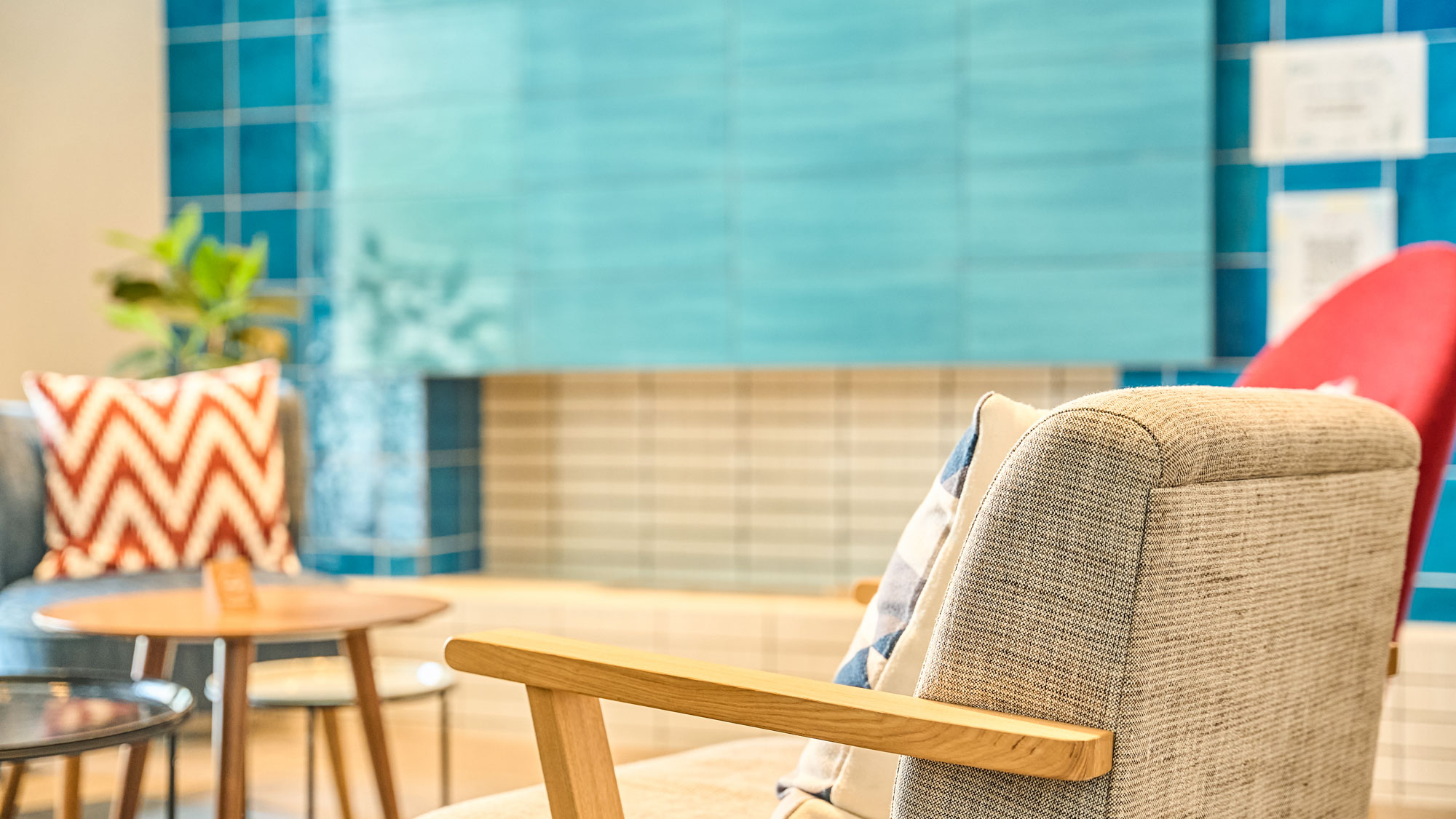 【ラウンジ】ナチュラルで上質な素材を使った家具をそろえ、居心地の良い空間