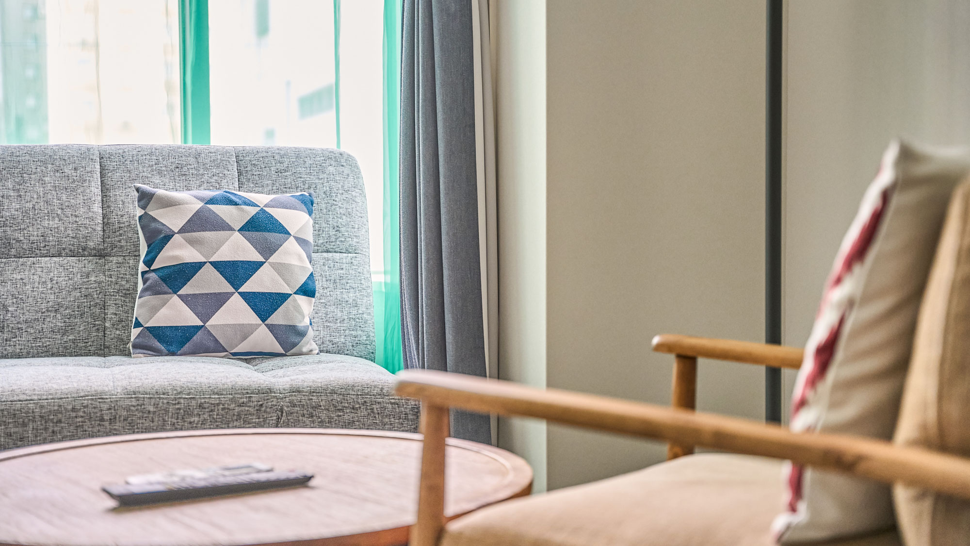 【エグゼクティブツインルーム】窓際のソファで旅の予定を確認したり、物思いにふけってみては